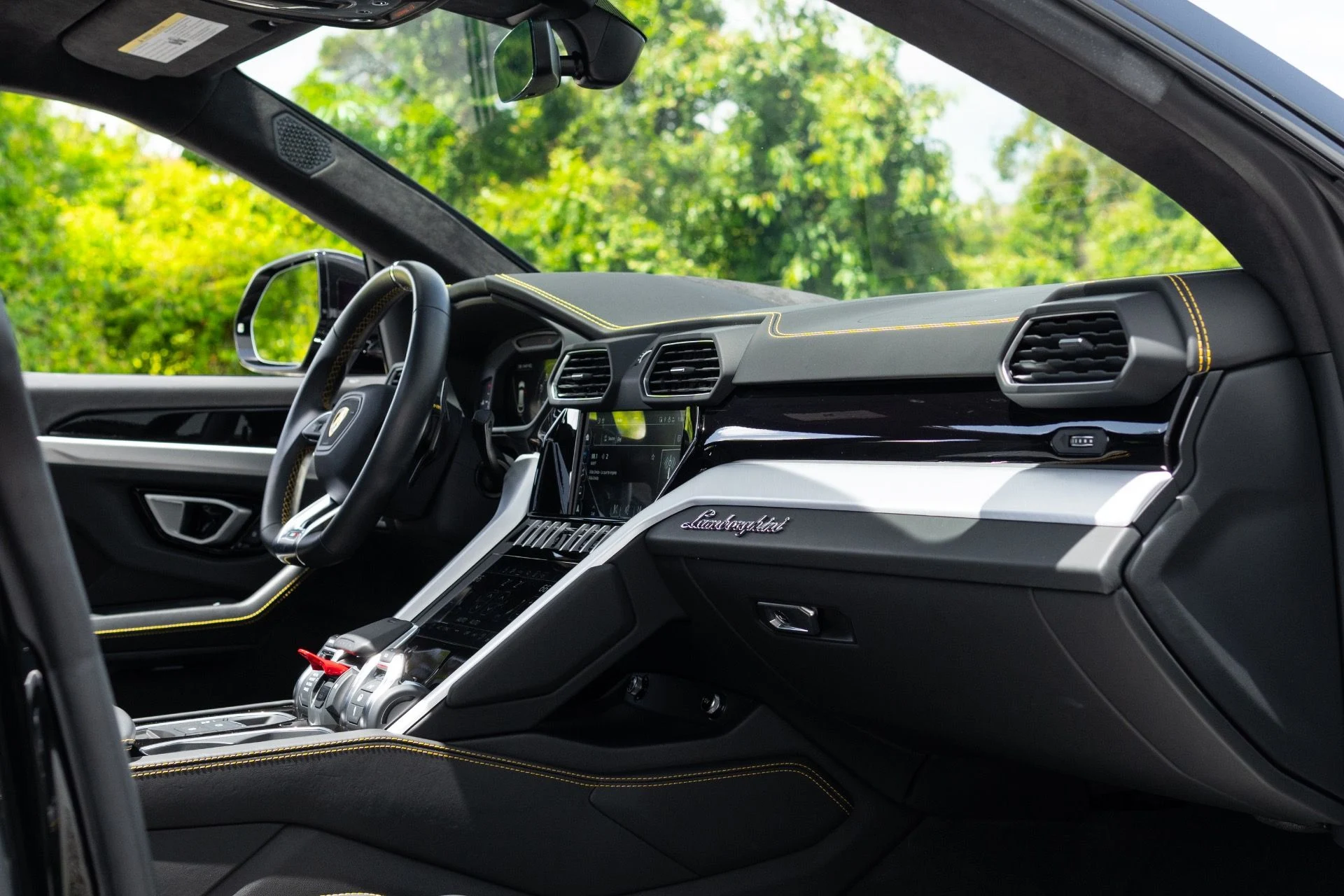 mph074_3983985197_Used_2022_Lamborghini_Urus_1776127481_4dc98e963d