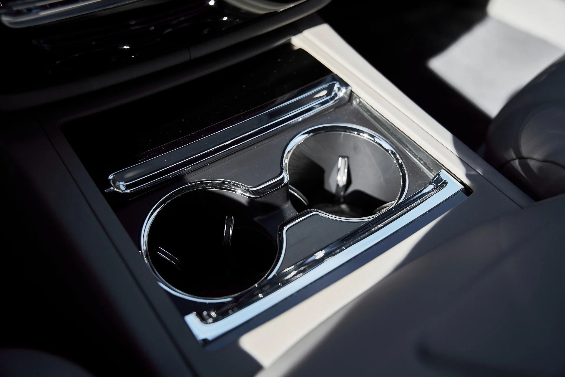 mph074_4000993214_Used_2025_Rolls_Royce_Phantom_Base_1769481022_6a4e3394e1