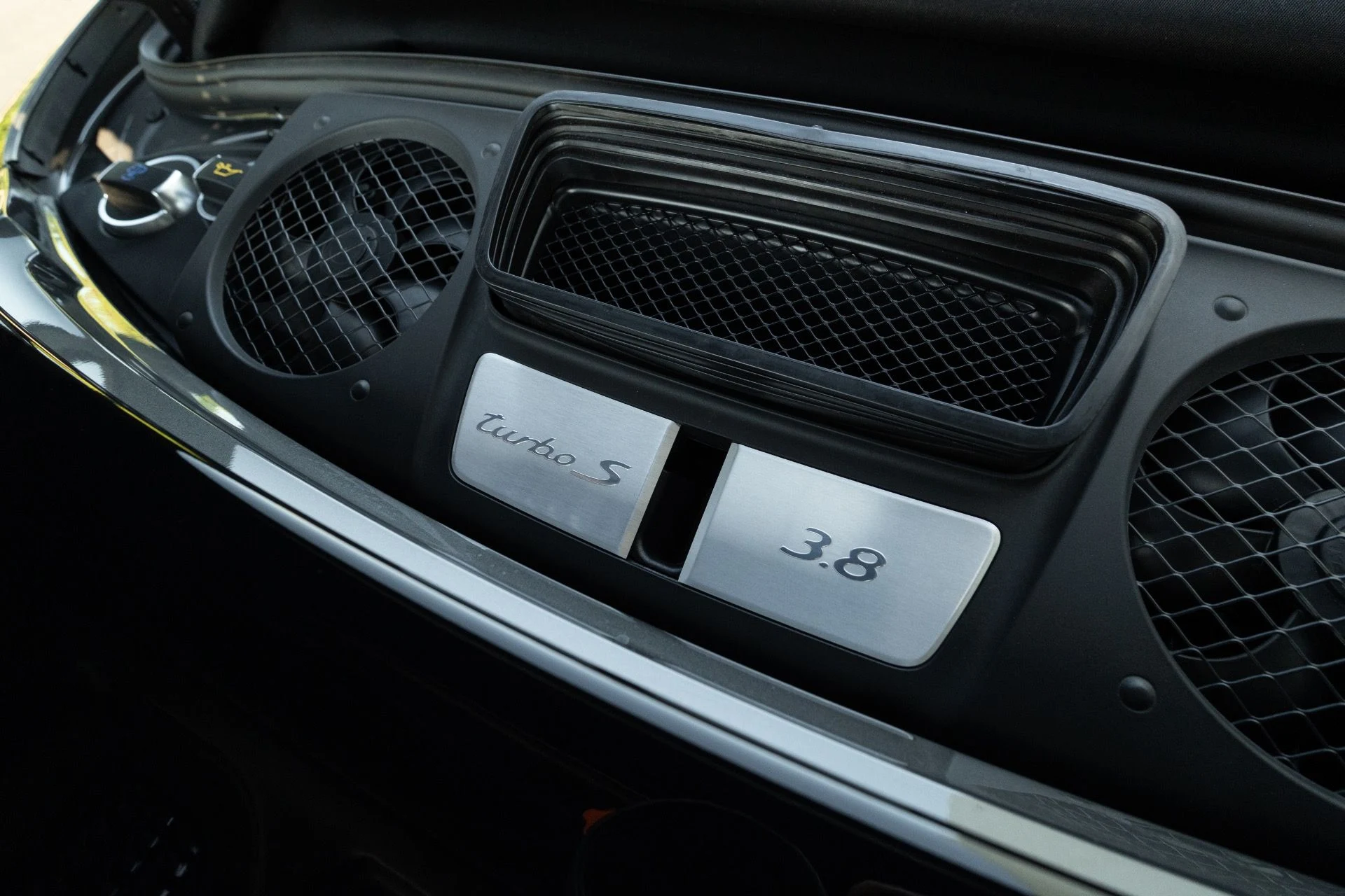 mph074_4204650782_Used_2019_Porsche_911_Turbo_S_1766778235_f1ac1e662a