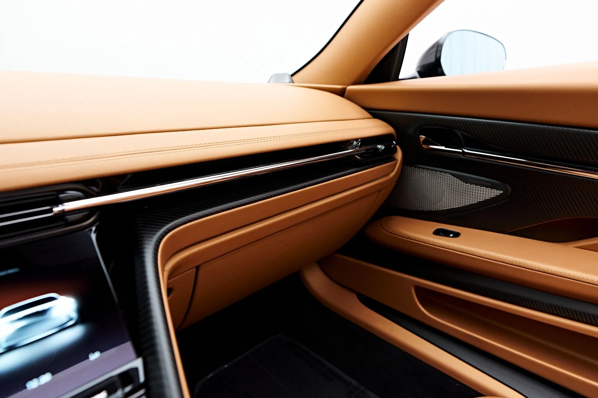 mph074_4206401273_Used_2024_Aston_Martin_DB_12_Volante_1731606794_e95a5b585a