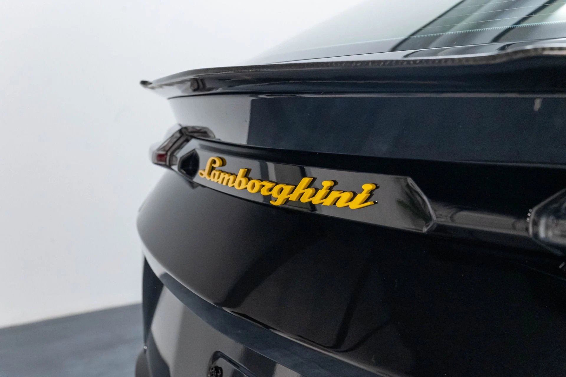 mph074_4273476762_Used_2019_Lamborghini_Urus_1786985122_9c9c396499