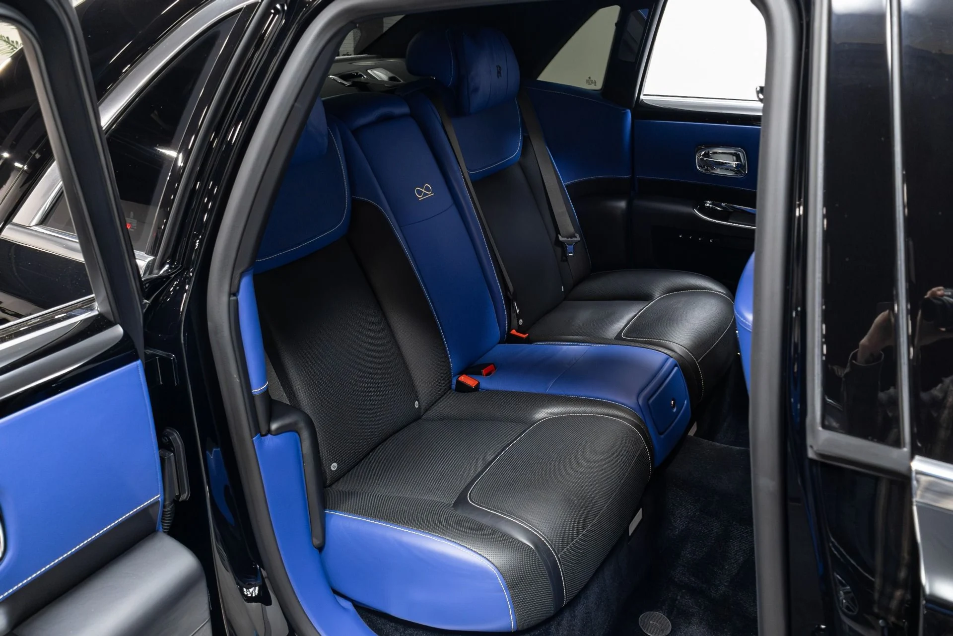 mph074_575591058_Used_2017_Rolls_Royce_Ghost_Black_Badge_1764012368_a4eb415870