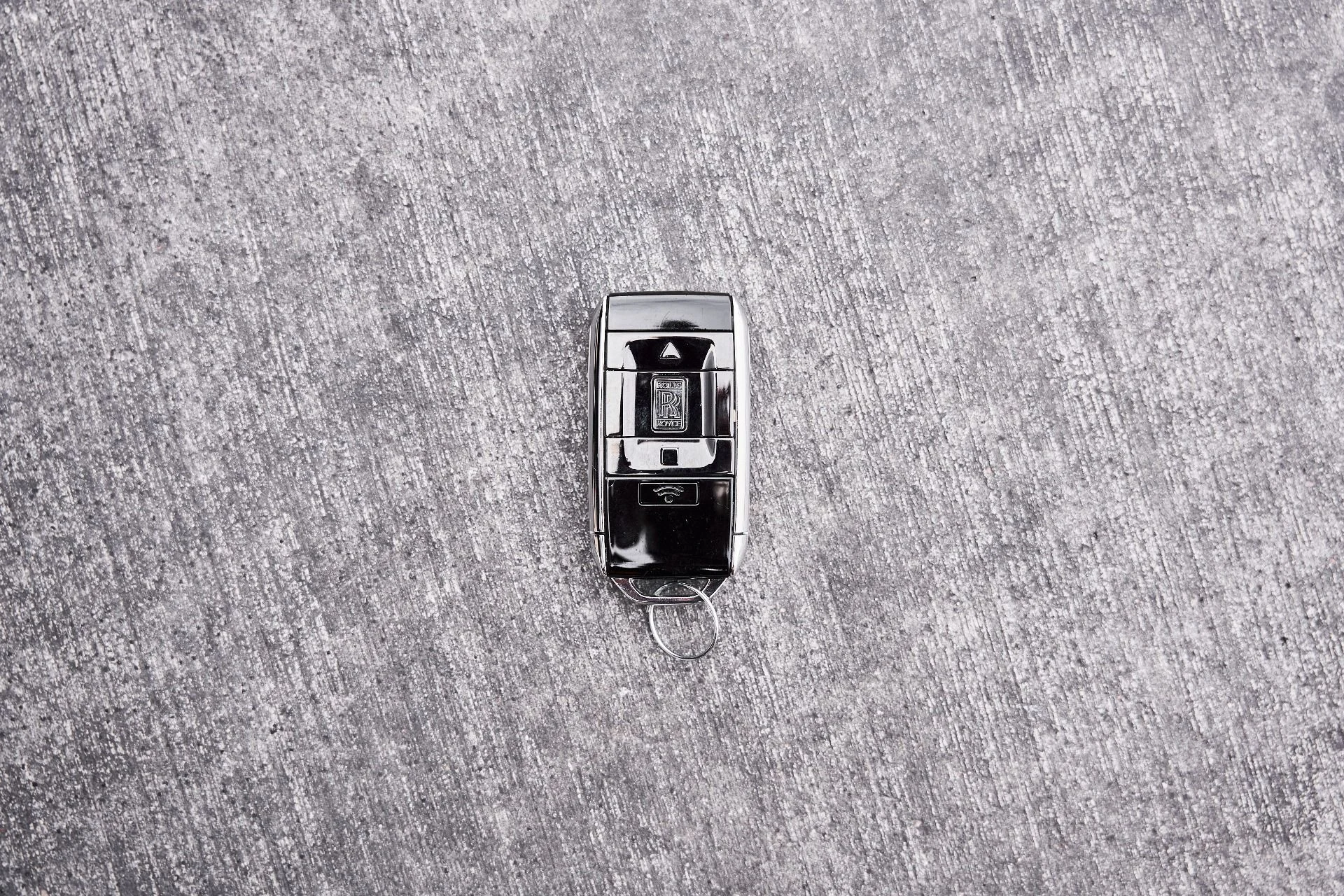 mph074_581572625_Used_2025_Rolls_Royce_Spectre_Base_1775928304_b7e089656e