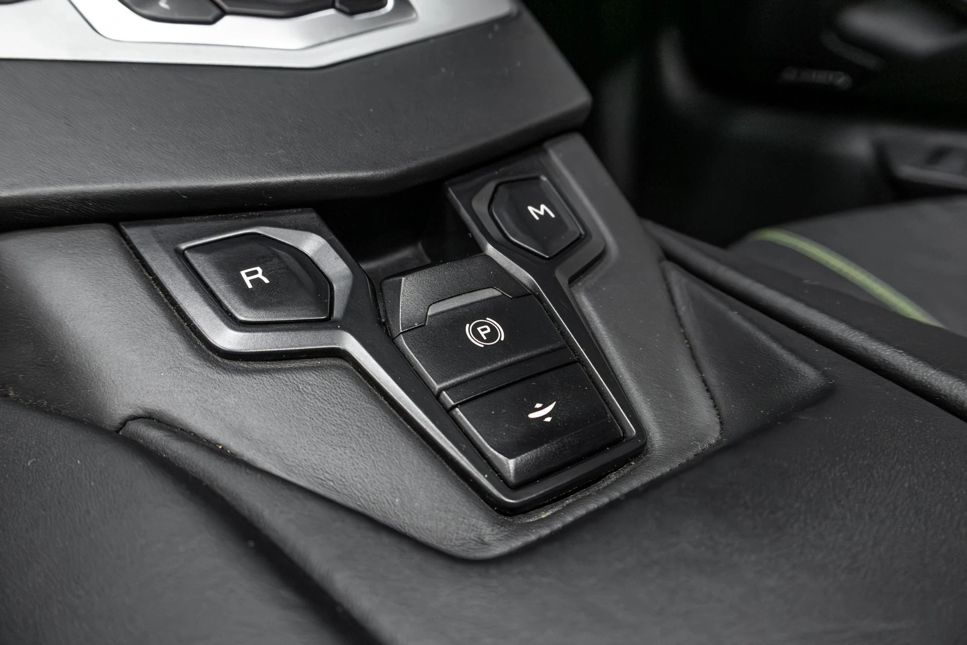 mph074_881735527_Used_2015_Lamborghini_Aventador_1764723845_aa42c2ba9f