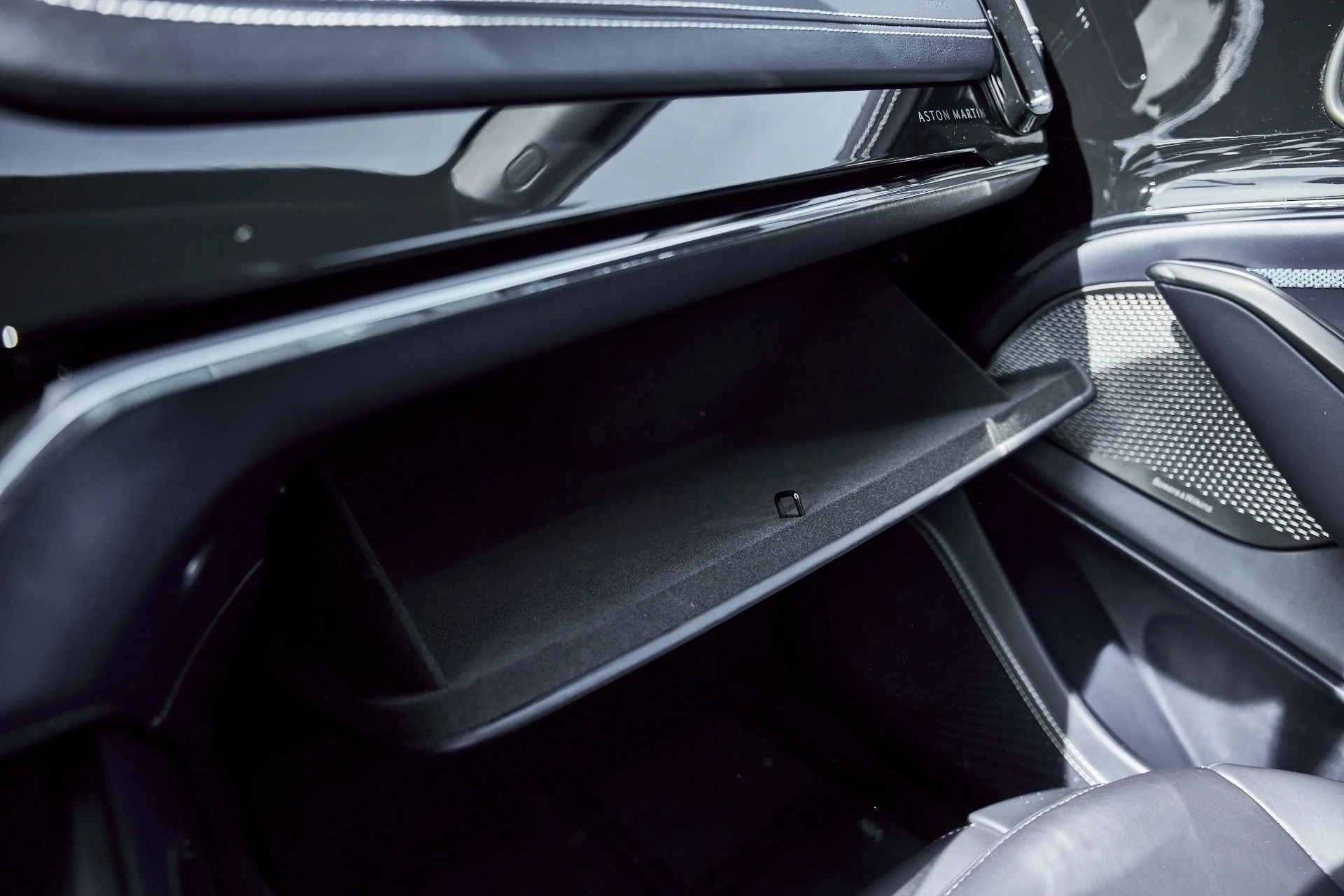 mph075_1576991856_Used_2025_Aston_Martin_DBX_707_1771642314_09b84e7e5f