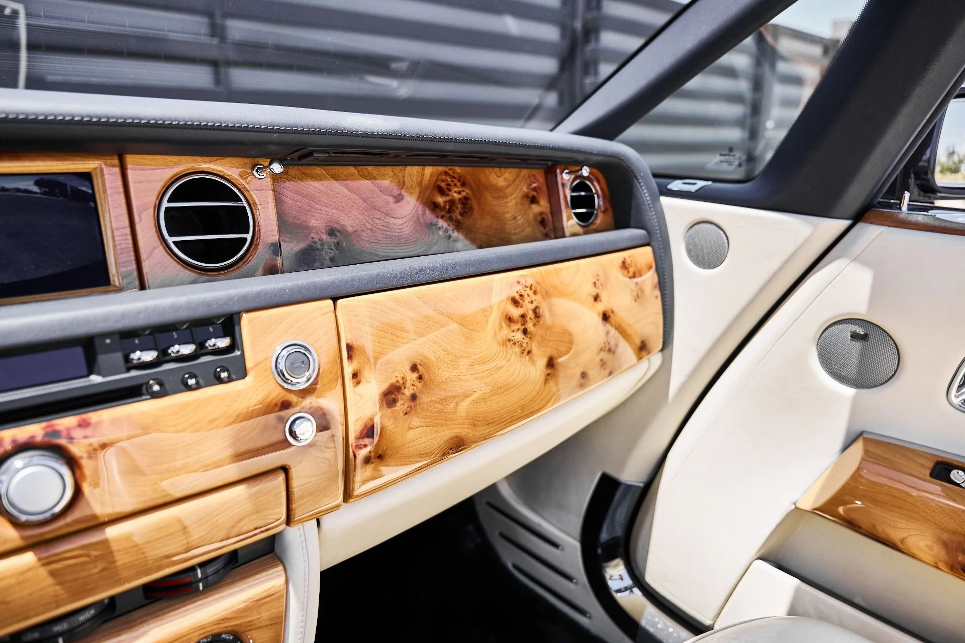 mph075_1687715684_Used_2009_Rolls_Royce_Phantom_Drophead_Coupe_Base_1779209751_5c57cafa56