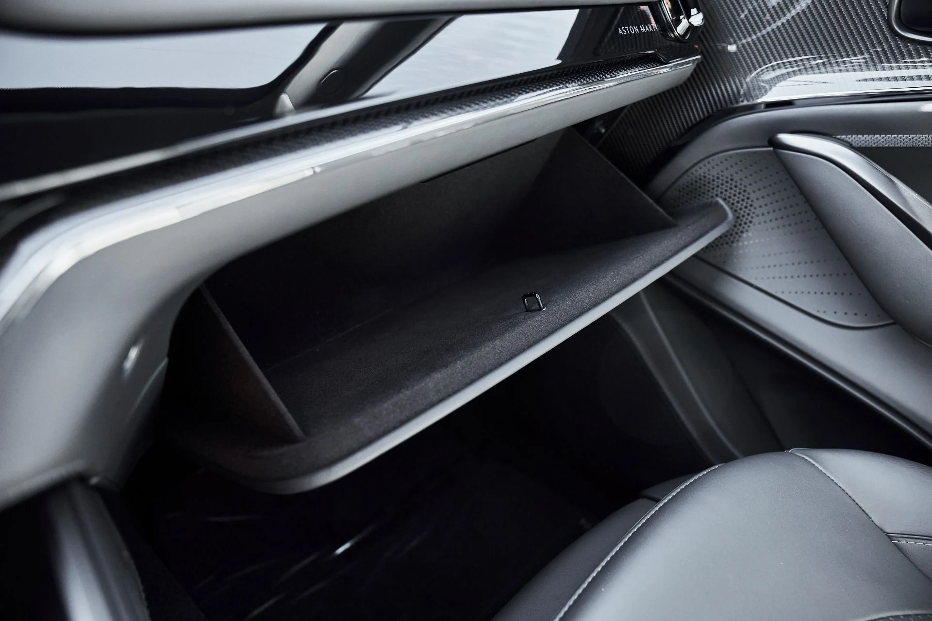 mph075_2045066801_Used_2025_Aston_Martin_DBX_707_1778288694_1e38950536