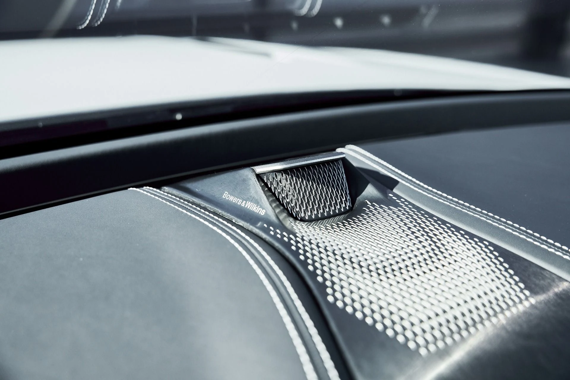 mph075_2207006695_Used_2025_Aston_Martin_DBX_707_1767063288_090f8d620f