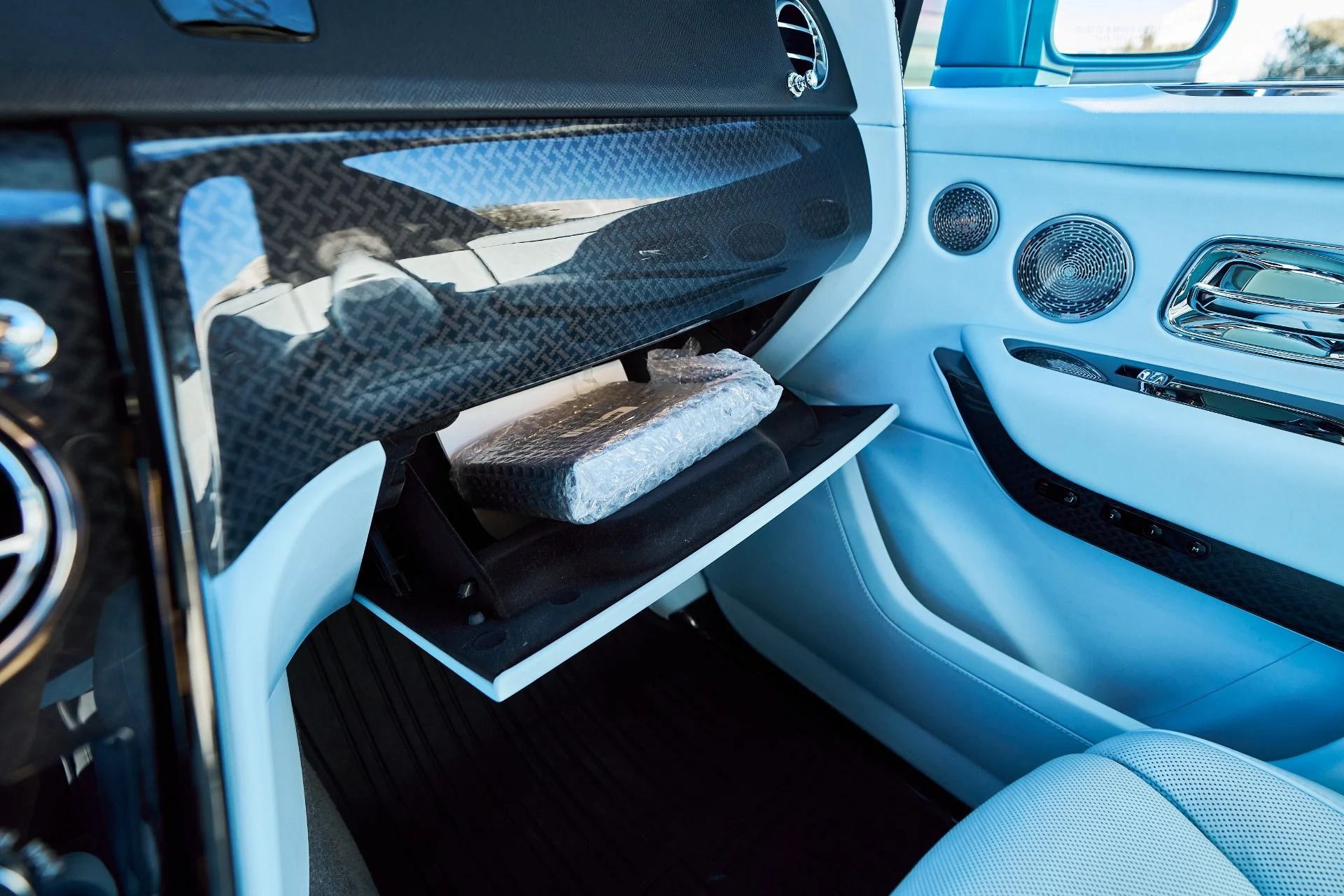 mph075_2378125531_Used_2022_Rolls_Royce_Cullinan_Black_Badge_1765411167_2301e9d78d