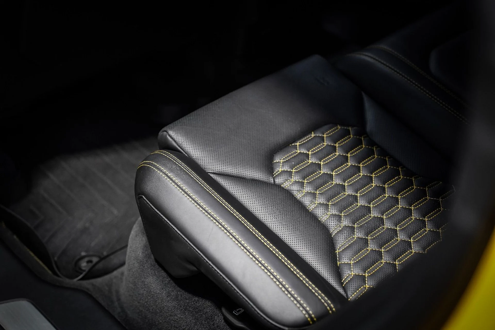 mph075_2679786382_37414663_08349_2020_lamborghini_urus_066_cb074adc3d