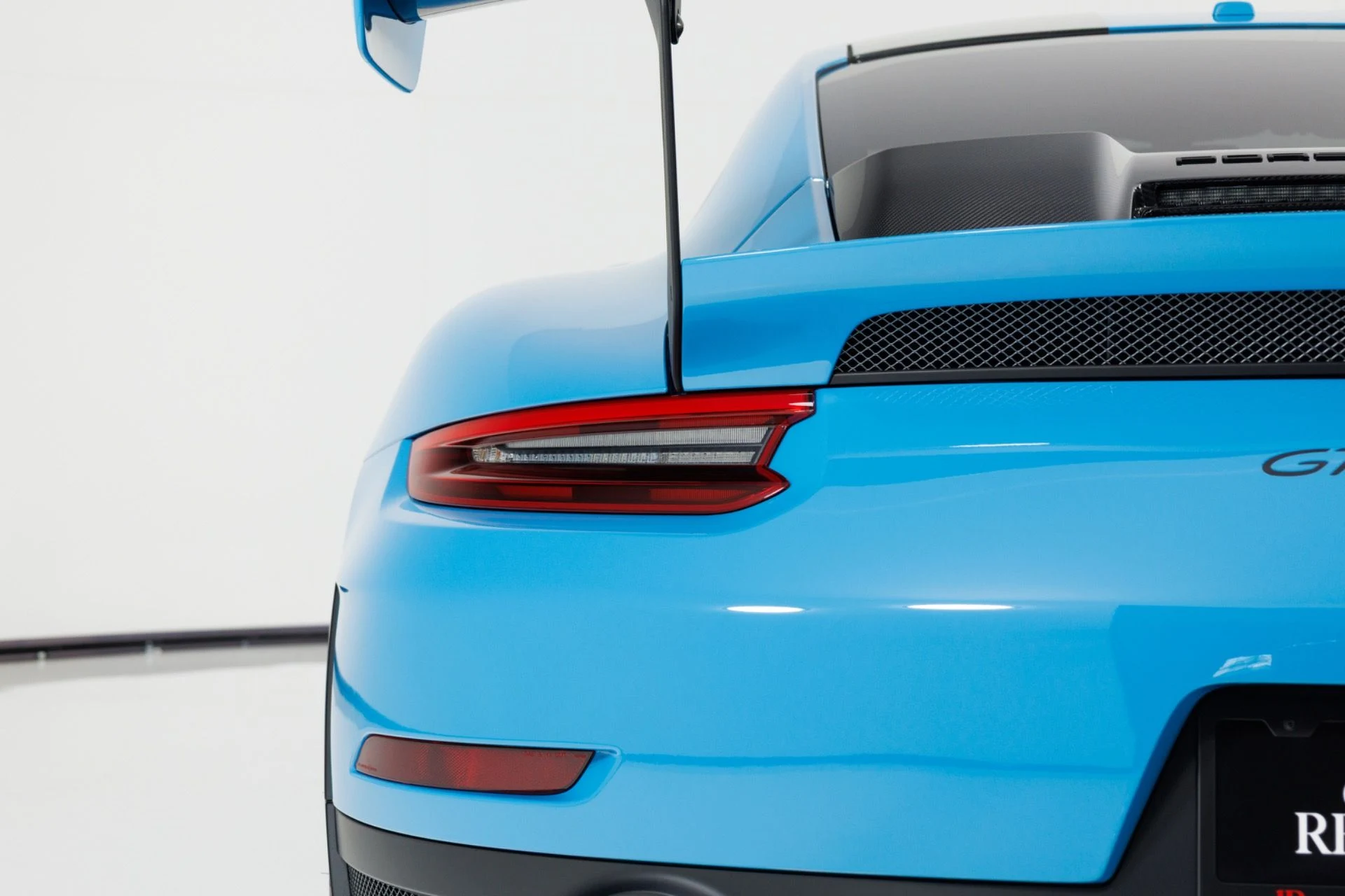 mph075_2916248340_Used_2018_Porsche_911_GT_2_RS_1783631648_7af5c0e69c