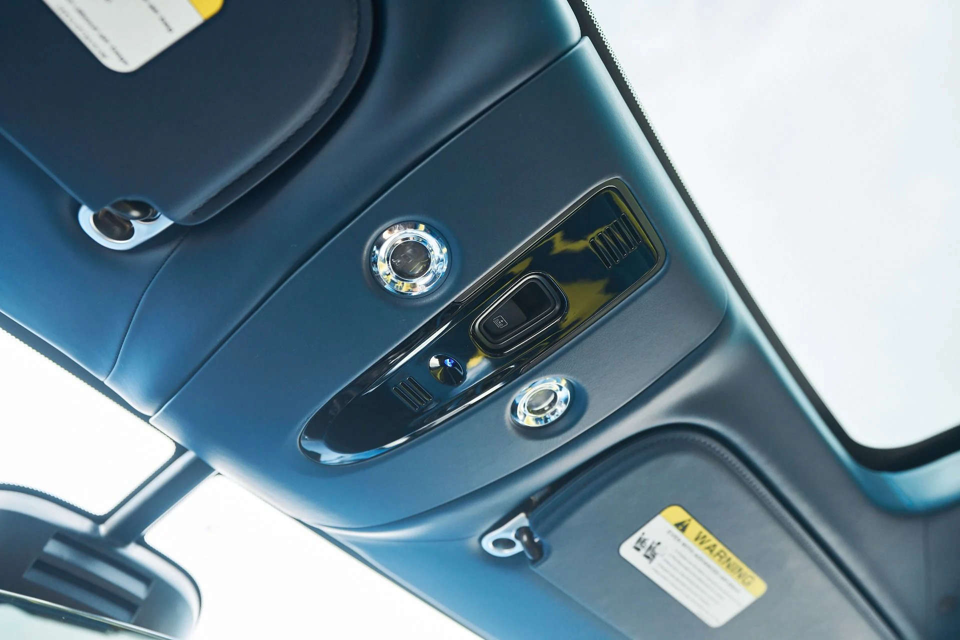 mph075_3193670896_Used_2023_Aston_Martin_DBX_707_1762900454_7365bbc6cf