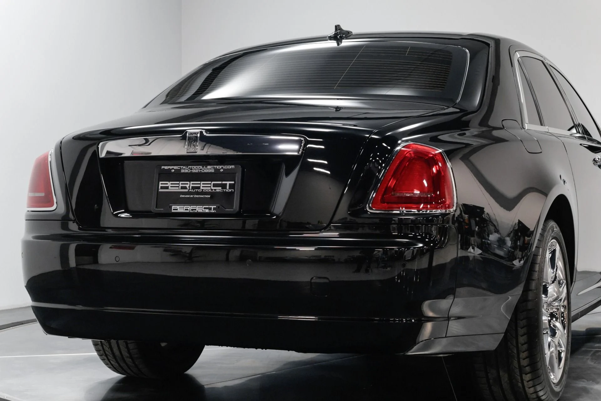 mph075_3772644726_Used_2011_Rolls_Royce_Ghost_Base_1762877304_bb00a38116