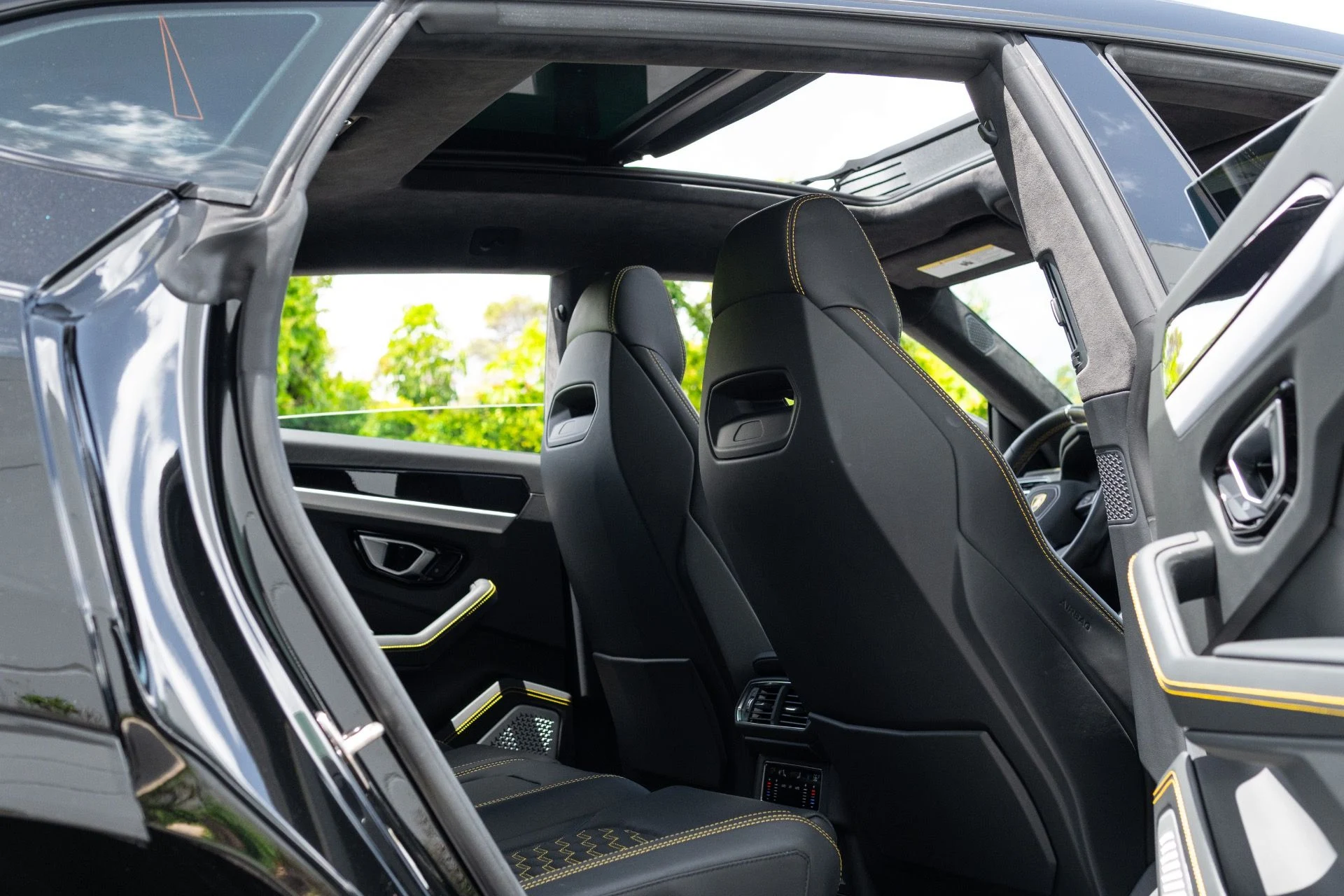 mph075_4145268242_Used_2022_Lamborghini_Urus_1776127481_228c342fd4