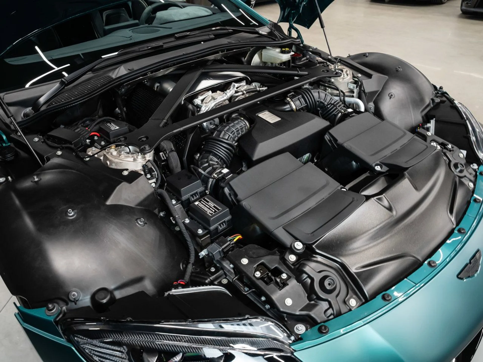 mph075_546483088_aston_martin_vantage_2023_5db516ba52