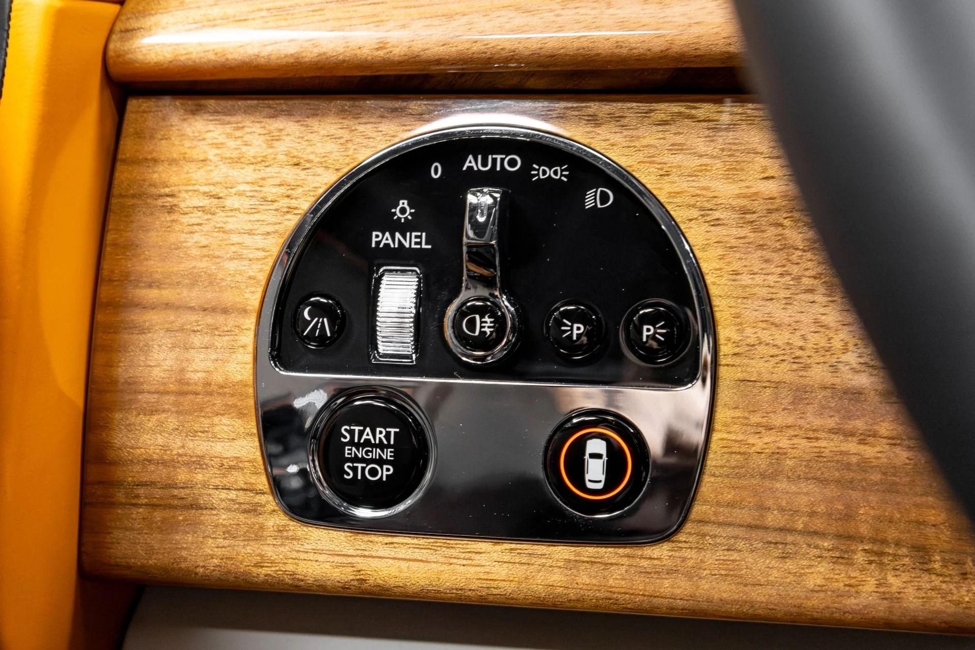 mph076_1451633552_Used_2019_Rolls_Royce_Phantom_1770350910_8cb986f2e3