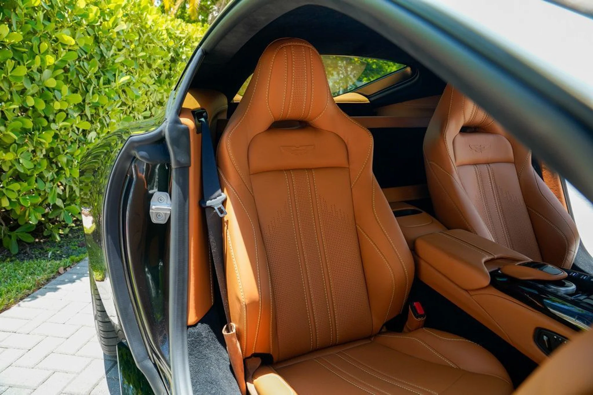 mph076_1528315911_used_2021_aston_martin_vantage_coupemanual_14354_22900621_77_1024_687fd46f0f