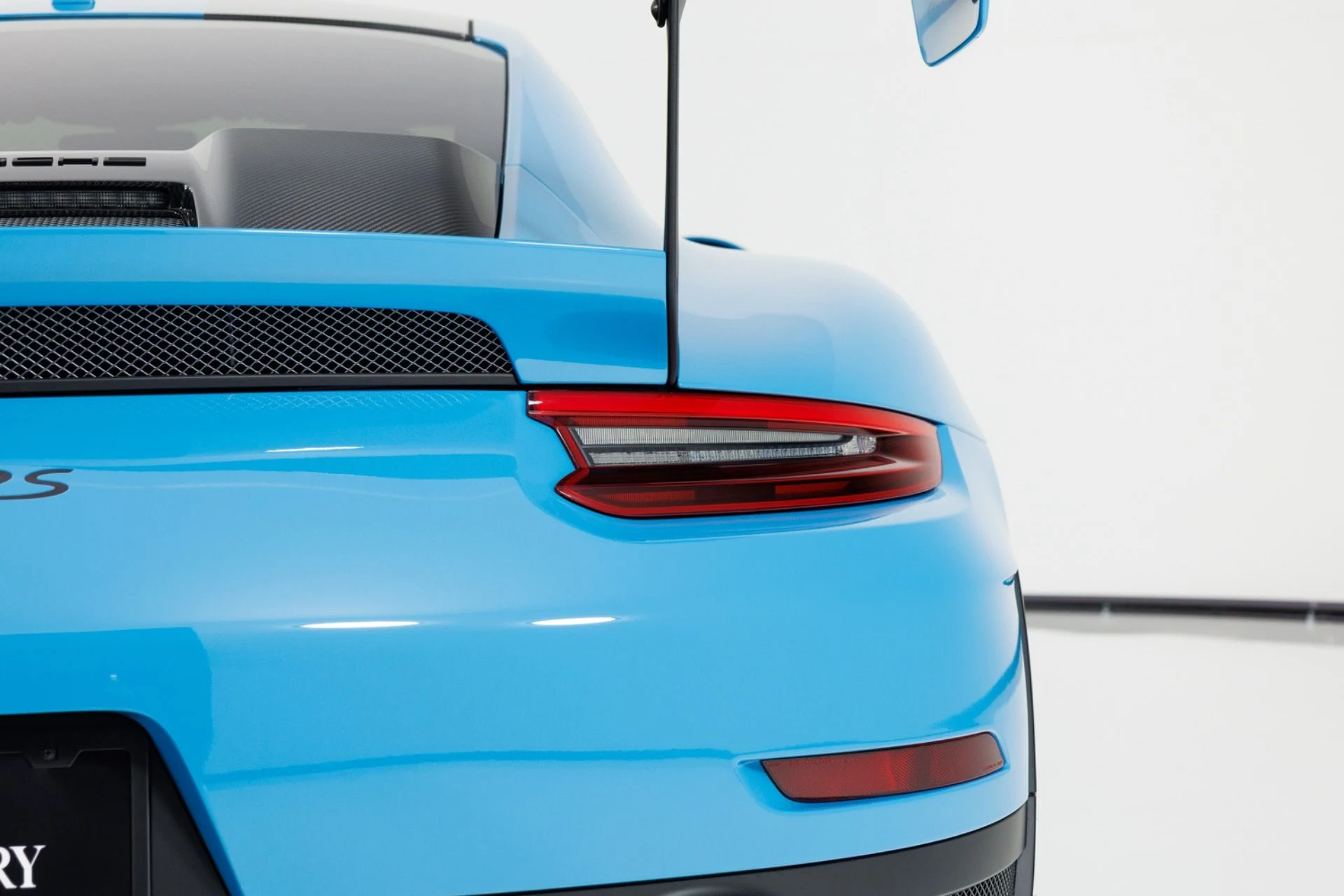 mph076_1555185113_Used_2018_Porsche_911_GT_2_RS_1783631648_40c7d8a32c