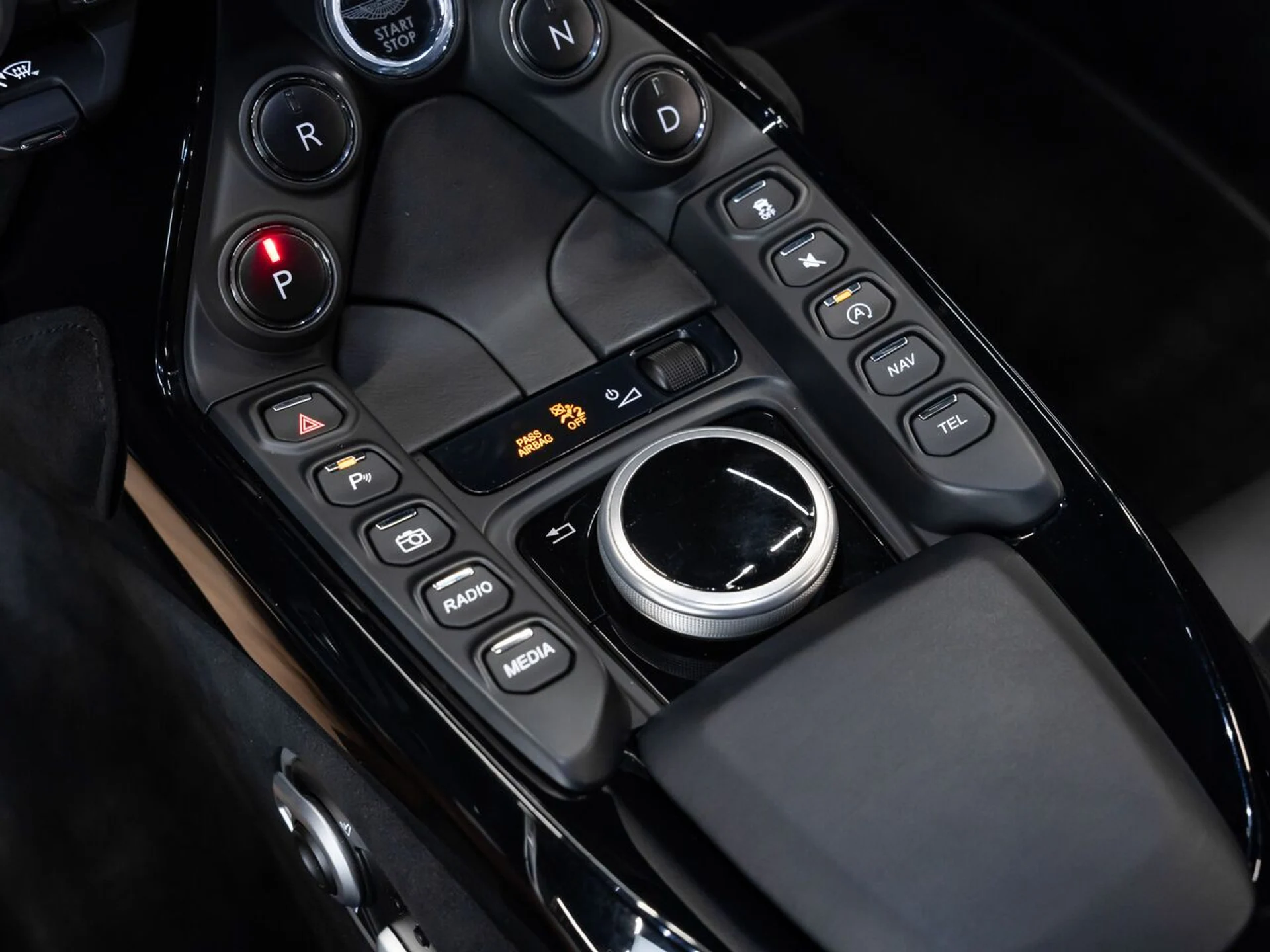 mph076_1589353186_aston_martin_vantage_2020_8aa9adbe40