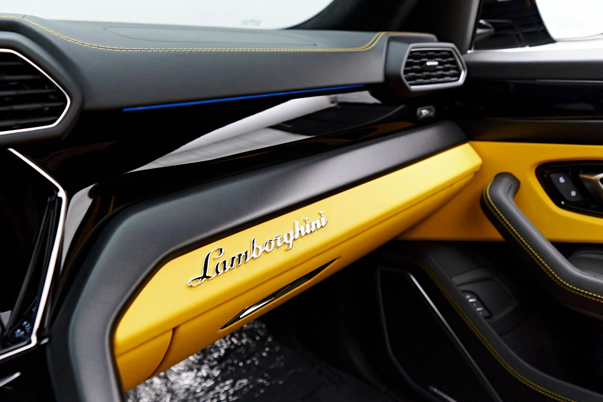 mph076_1824264499_Used_2022_Lamborghini_Urus_1714440387_d0b2e655f3