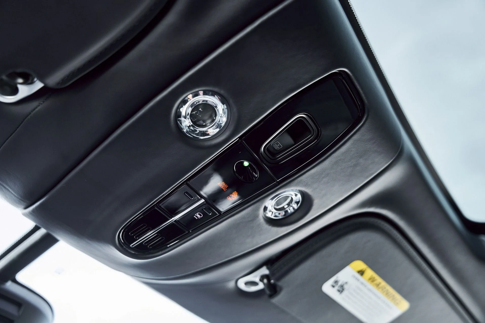 mph076_202120895_Used_2025_Aston_Martin_DBX_707_1771642315_5e792386e4