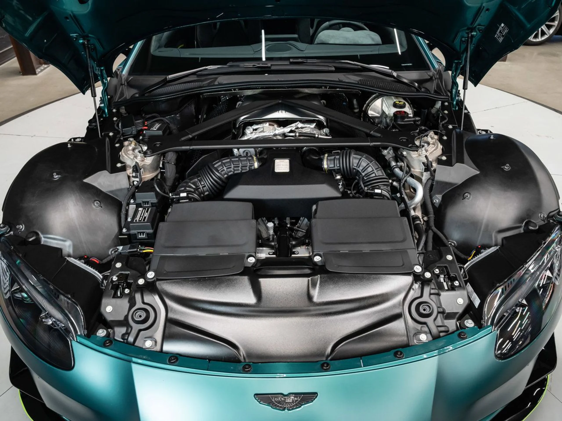 mph076_2469626361_aston_martin_vantage_2023_42bd8c822a