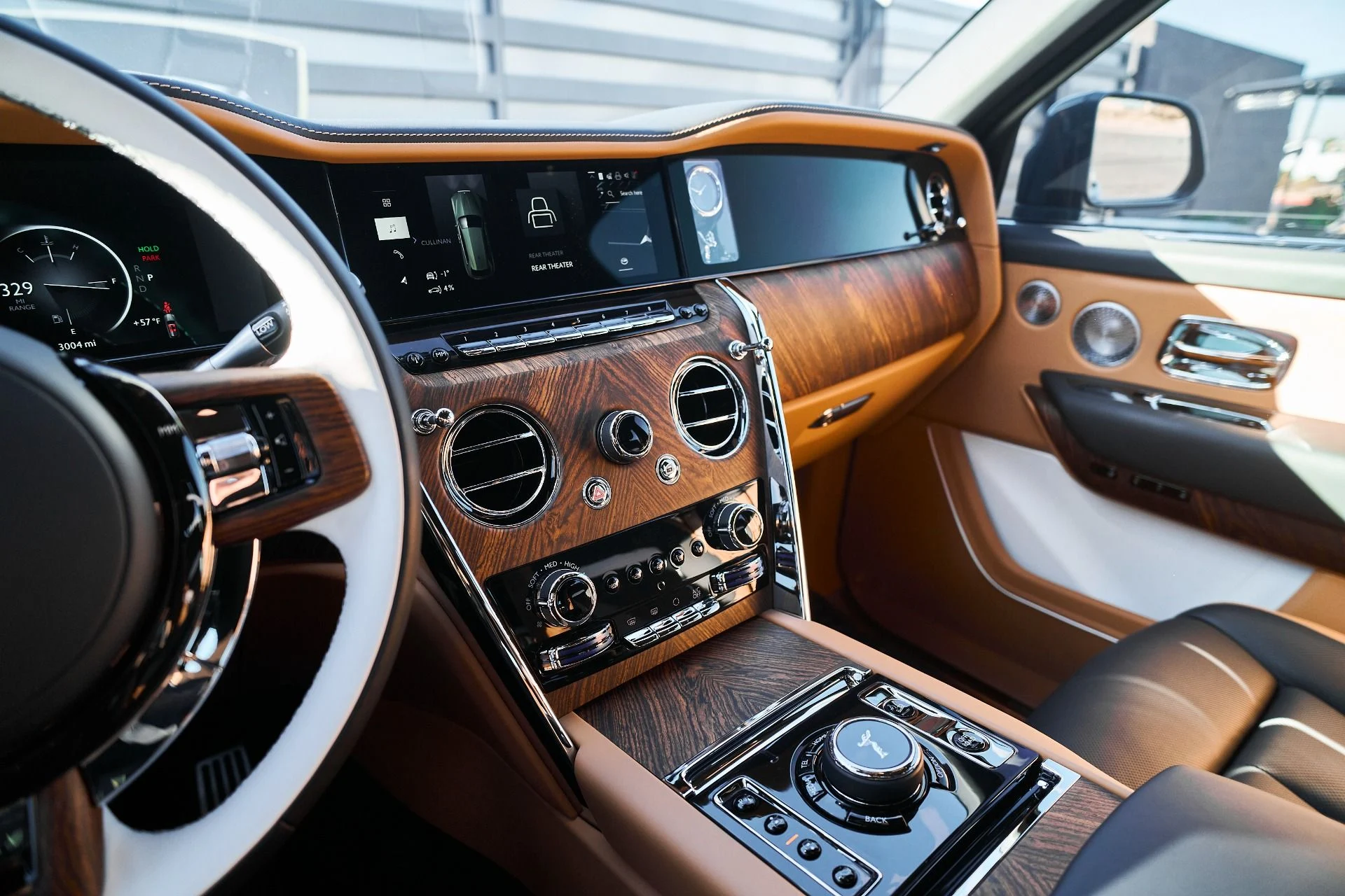 mph076_27522662_Used_2025_Rolls_Royce_Cullinan_Base_1766020514_de401f45a0