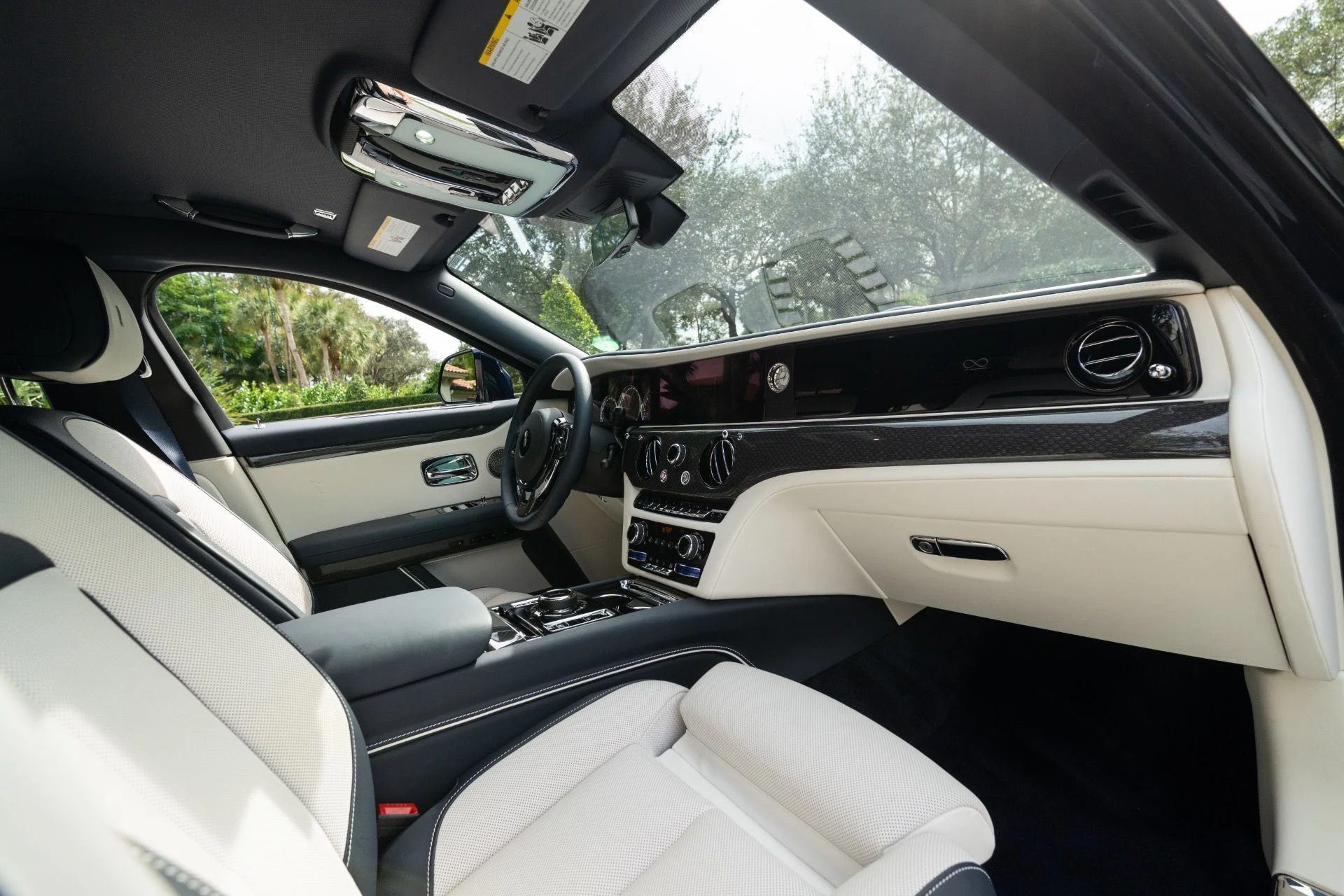 mph076_3463955960_Used_2023_Rolls_Royce_Black_Badge_Ghost_1765569637_6959b7c570