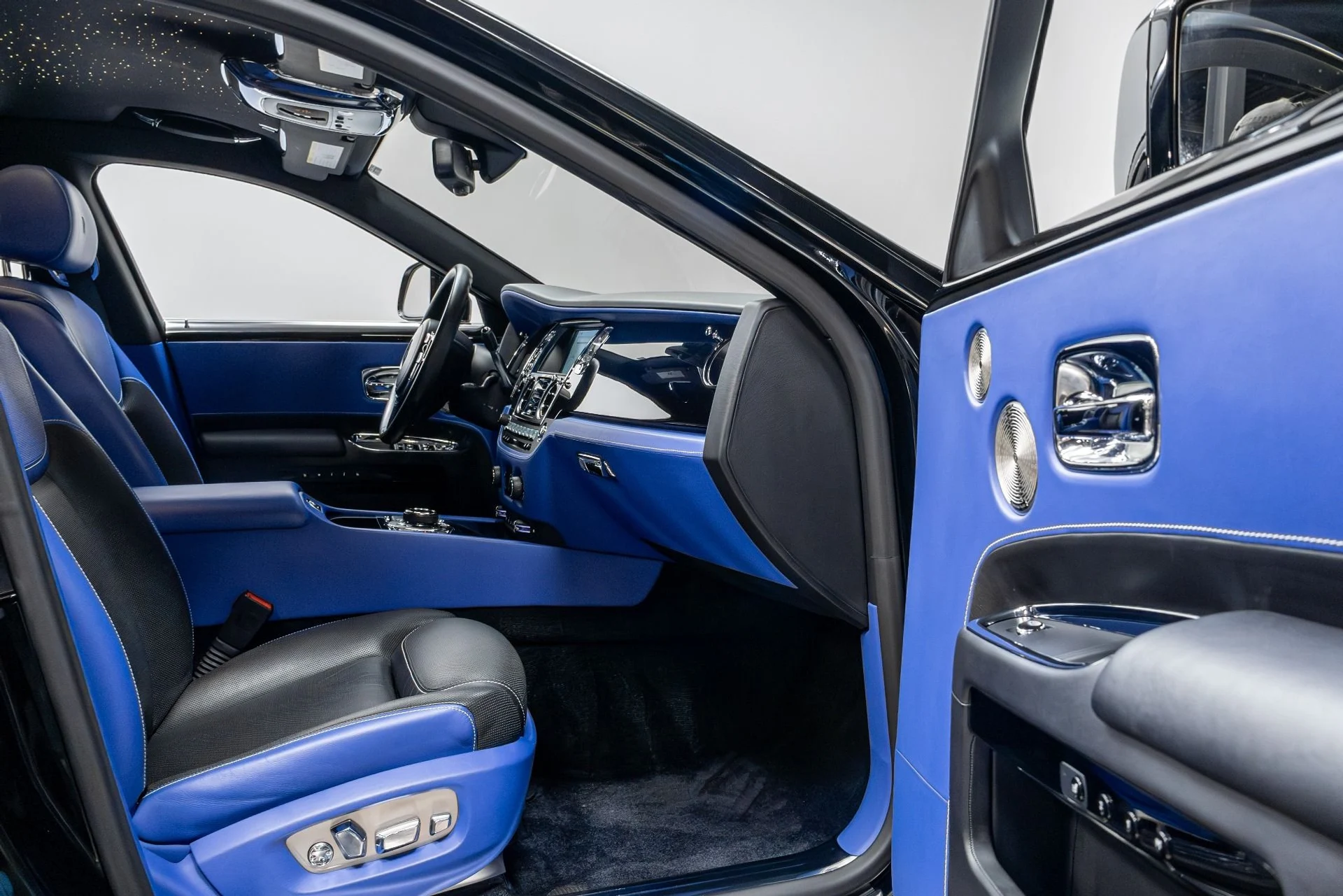 mph076_3561670529_Used_2017_Rolls_Royce_Ghost_Black_Badge_1764012368_1118f42f77