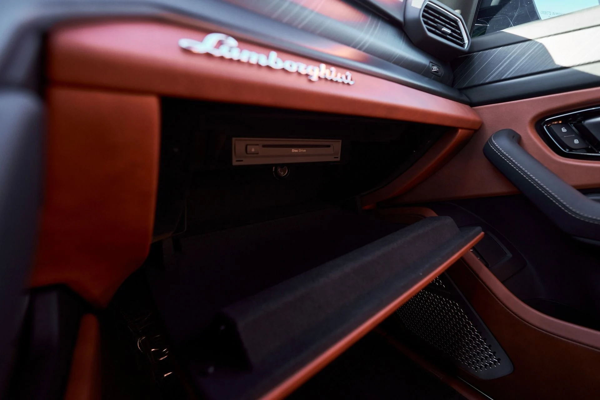 mph076_3865567250_Used_2022_Lamborghini_Urus_1764710556_58c8b70525