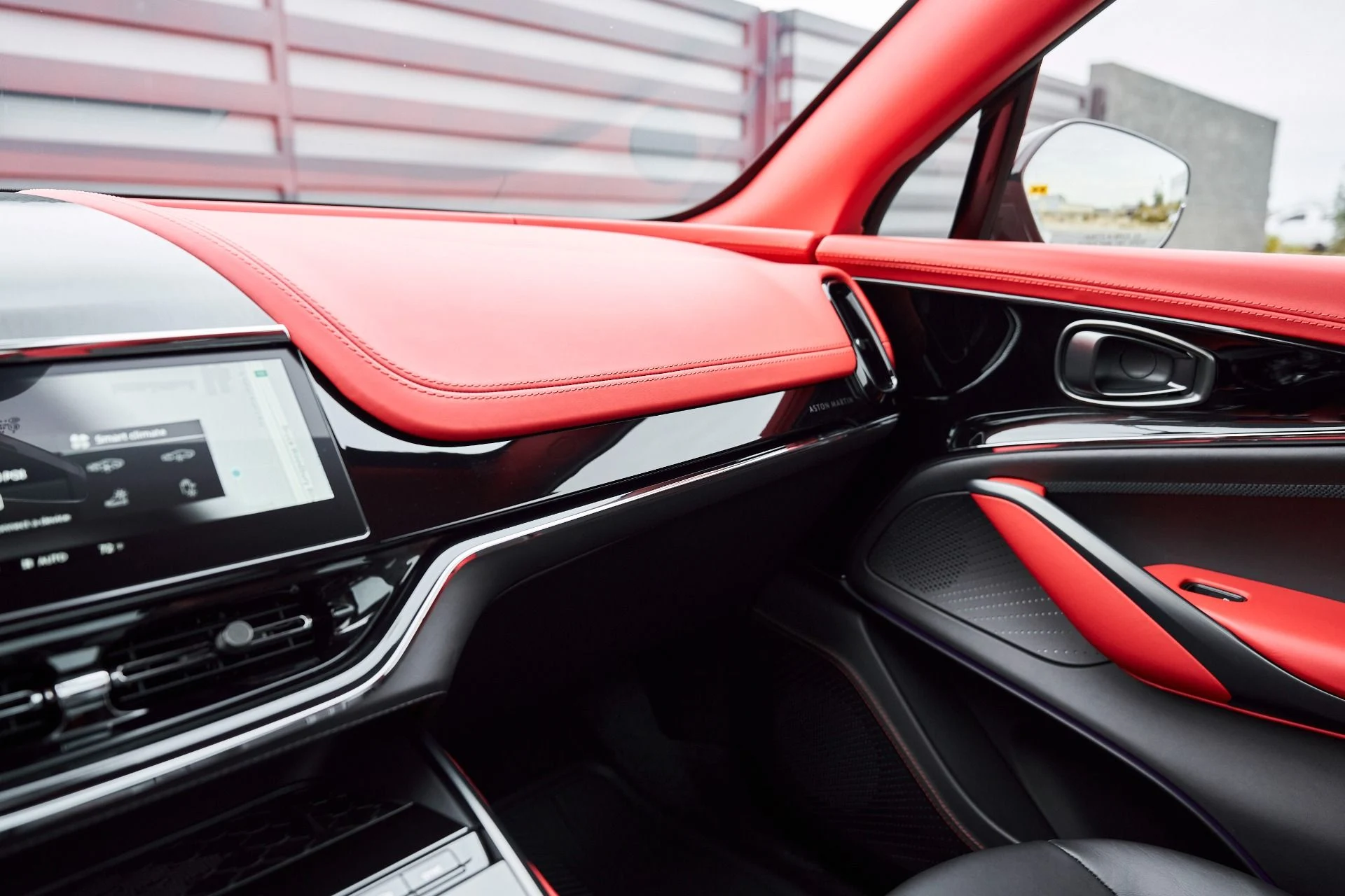 mph076_4204223209_Used_2025_Aston_Martin_DBX_707_1766785445_4c5bd11a16
