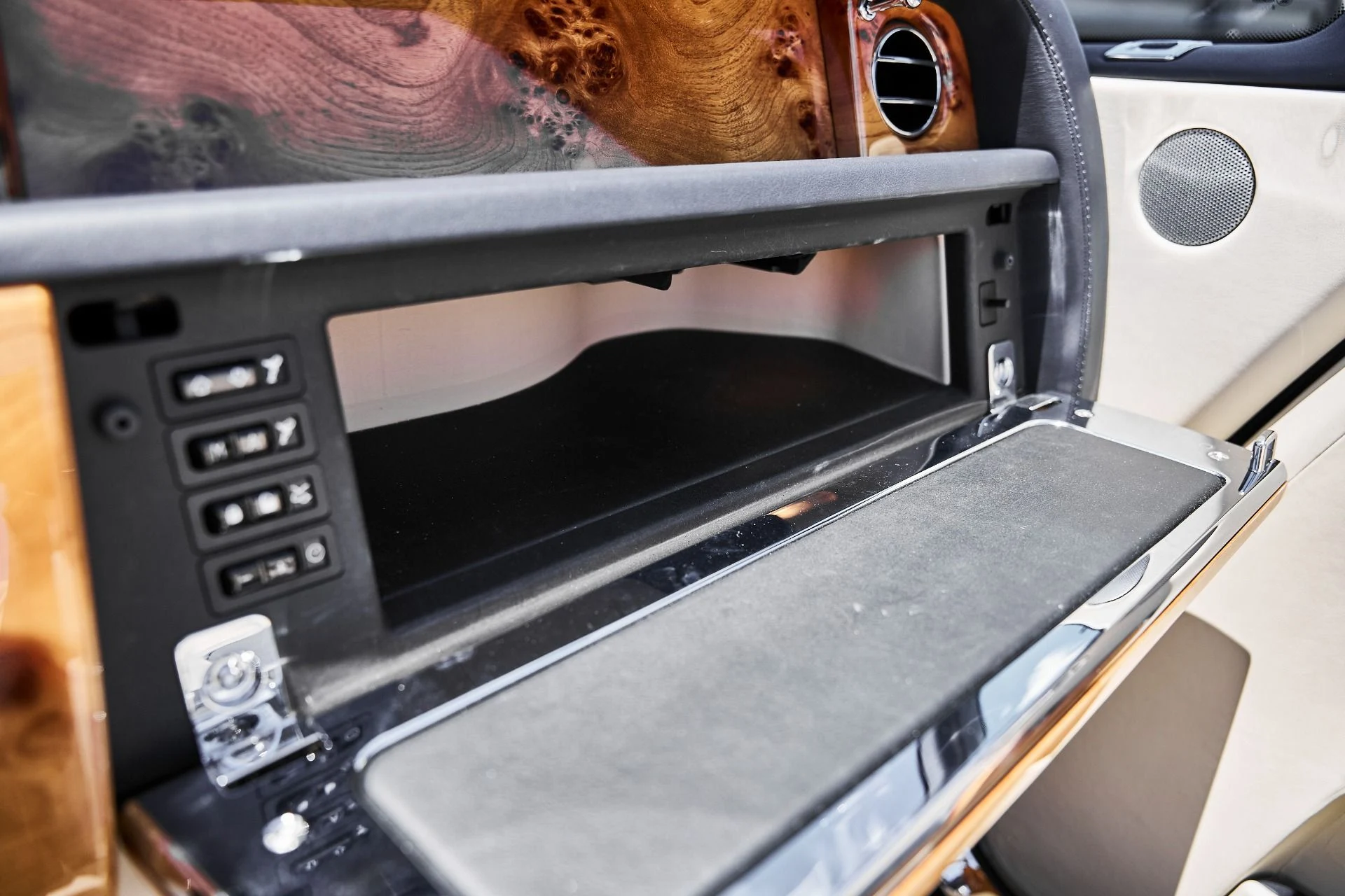 mph076_668483335_Used_2009_Rolls_Royce_Phantom_Drophead_Coupe_Base_1779209753_5f9d12a5c4