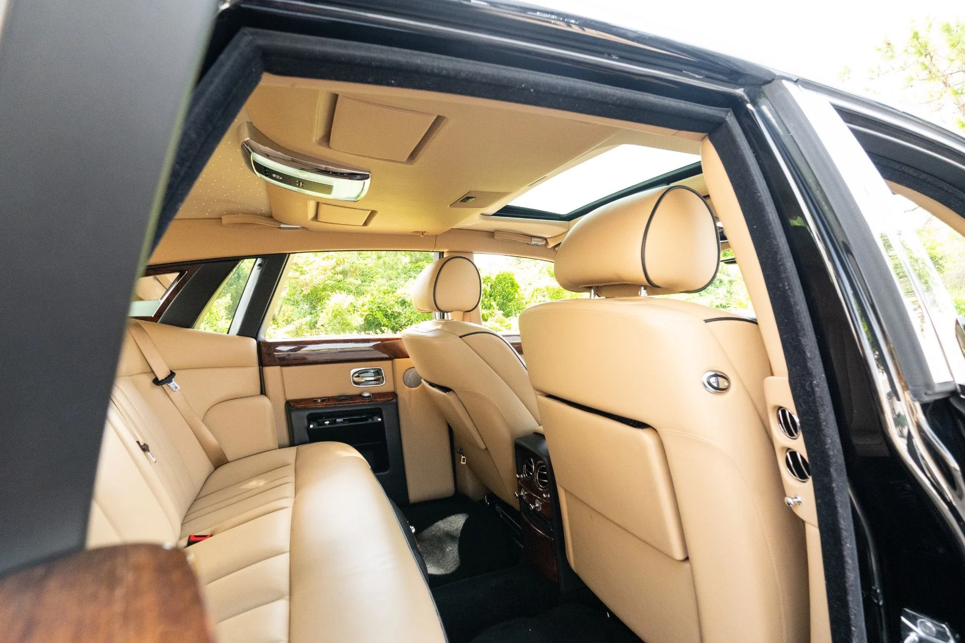 mph076_977089477_Used_2015_Rolls_Royce_Phantom_1779983365_c7e26bfd85