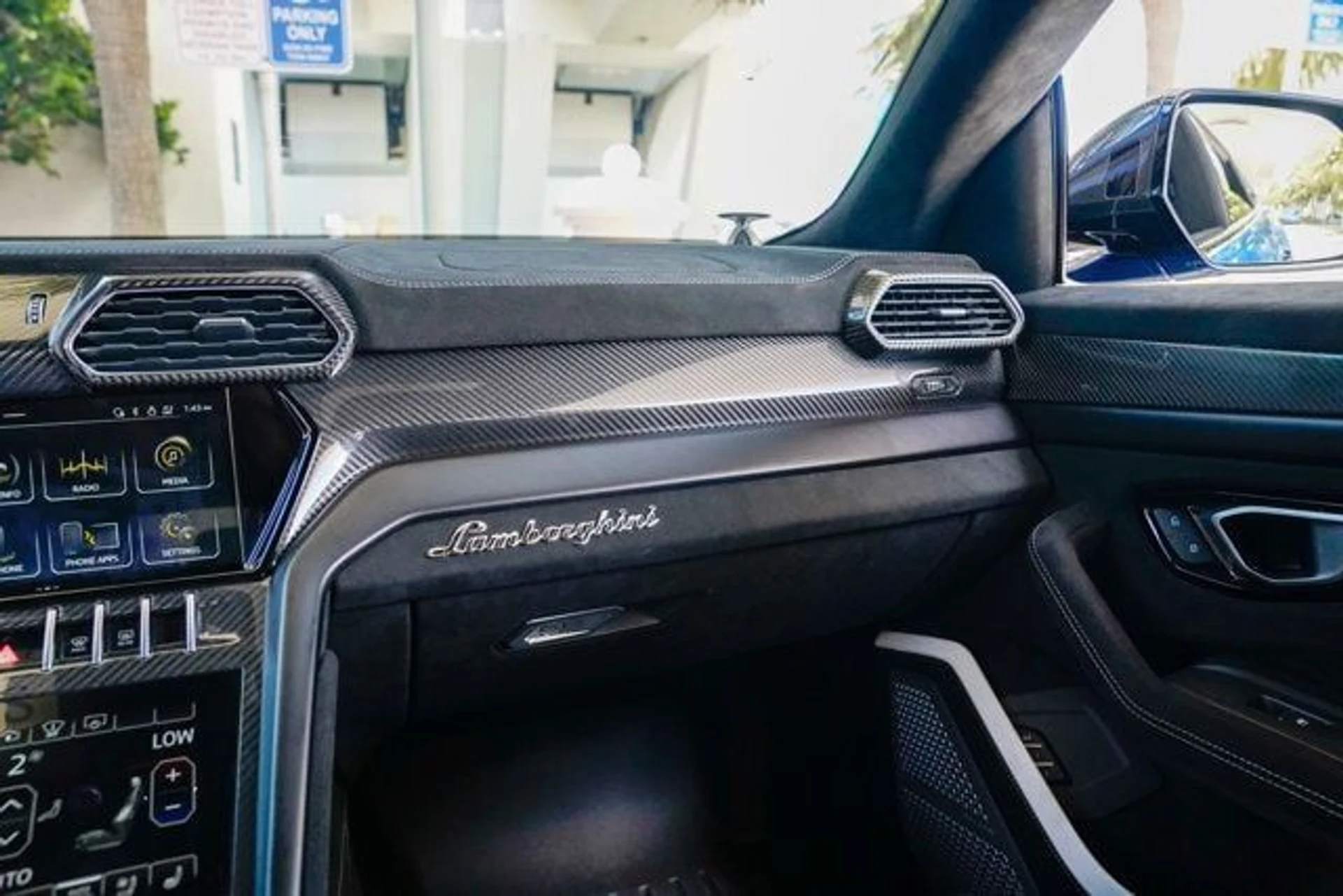 mph077_110598501_used_2024_lamborghini_urus_performanteawd_14354_22887761_78_640_c743650226
