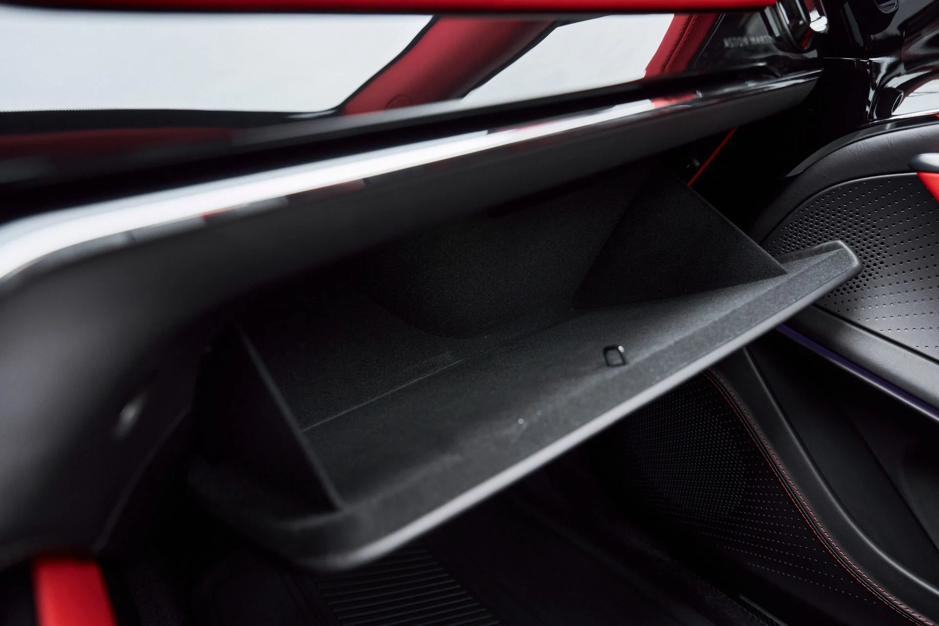 mph077_1617935857_Used_2025_Aston_Martin_DBX_707_1766785447_563cbf4ba0