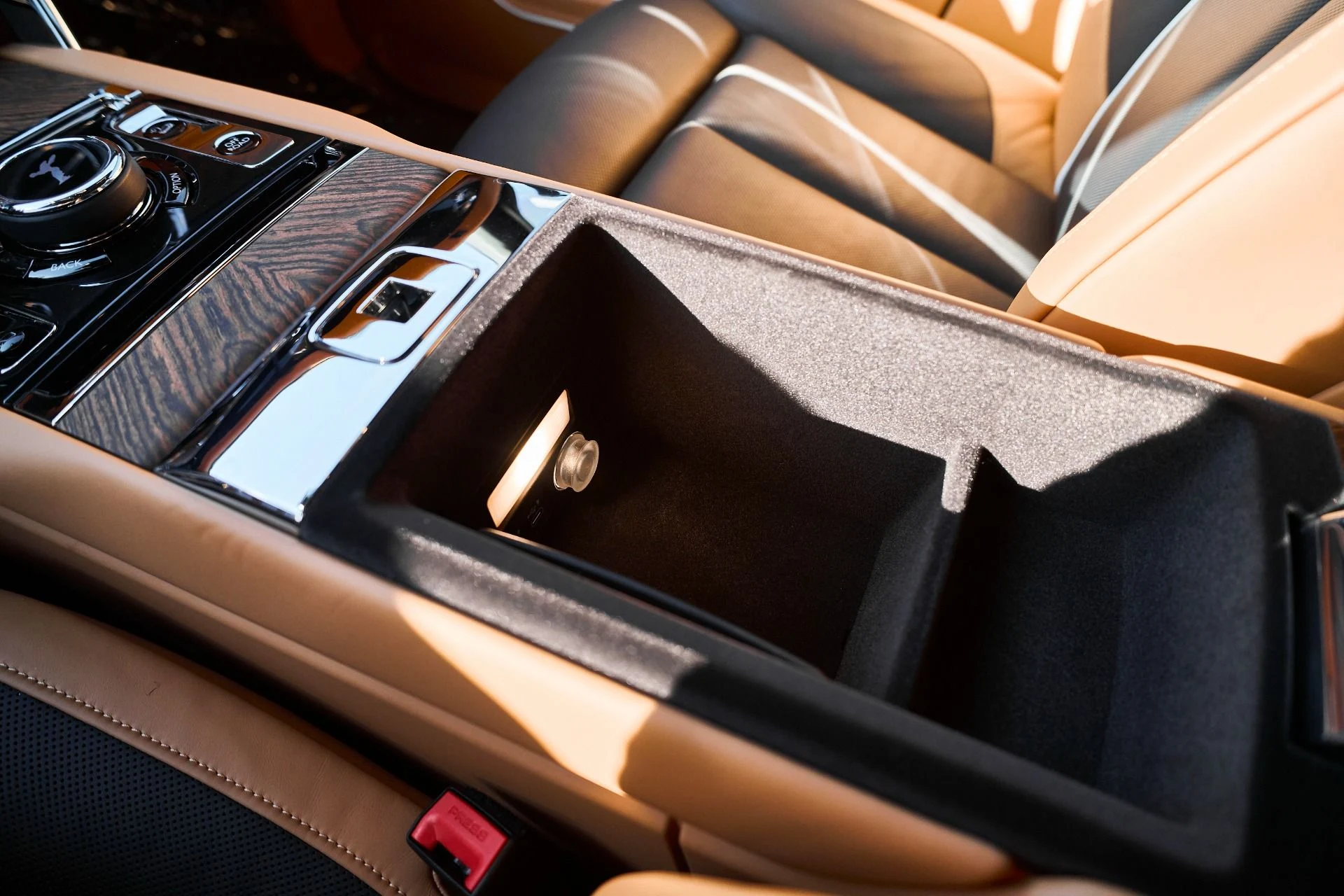 mph077_2229574271_Used_2025_Rolls_Royce_Cullinan_Base_1766020516_db23da345f