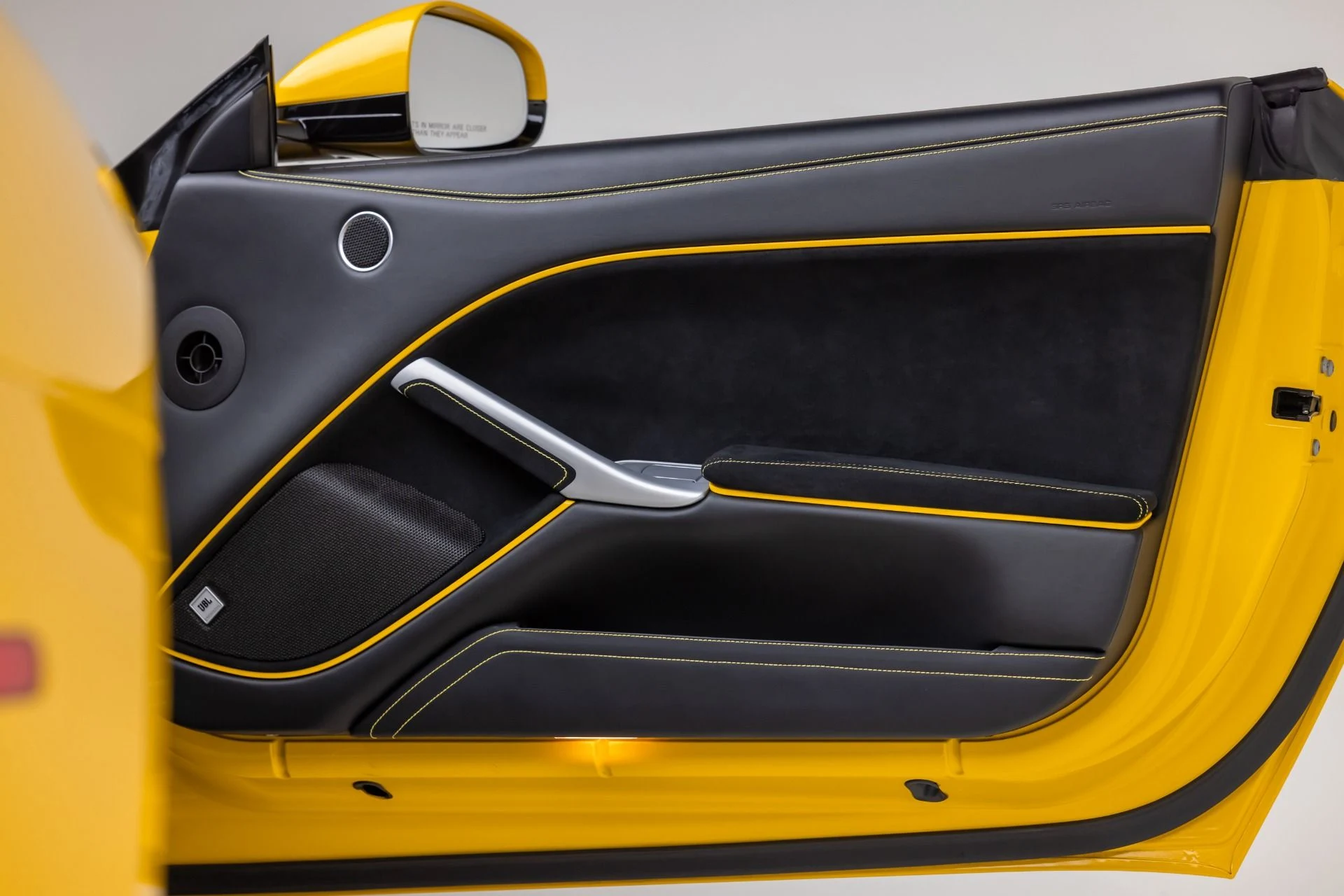 mph077_2275746897_Used_2014_Ferrari_F12berlinetta_1766171664_ecaf6c4c1d