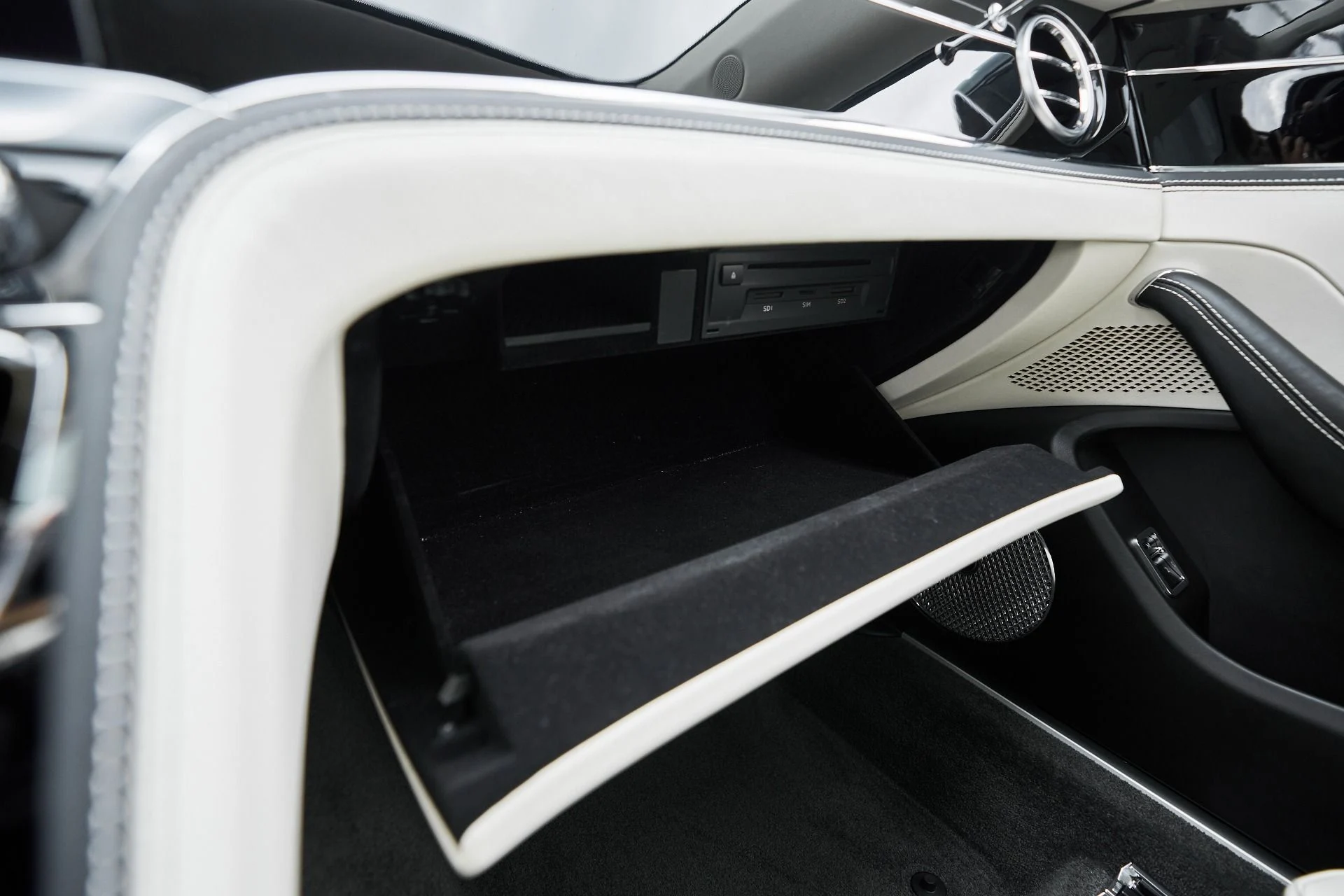 mph077_2579739007_Used_2022_Bentley_Flying_Spur_V8_1763502881_d4cae22e3c