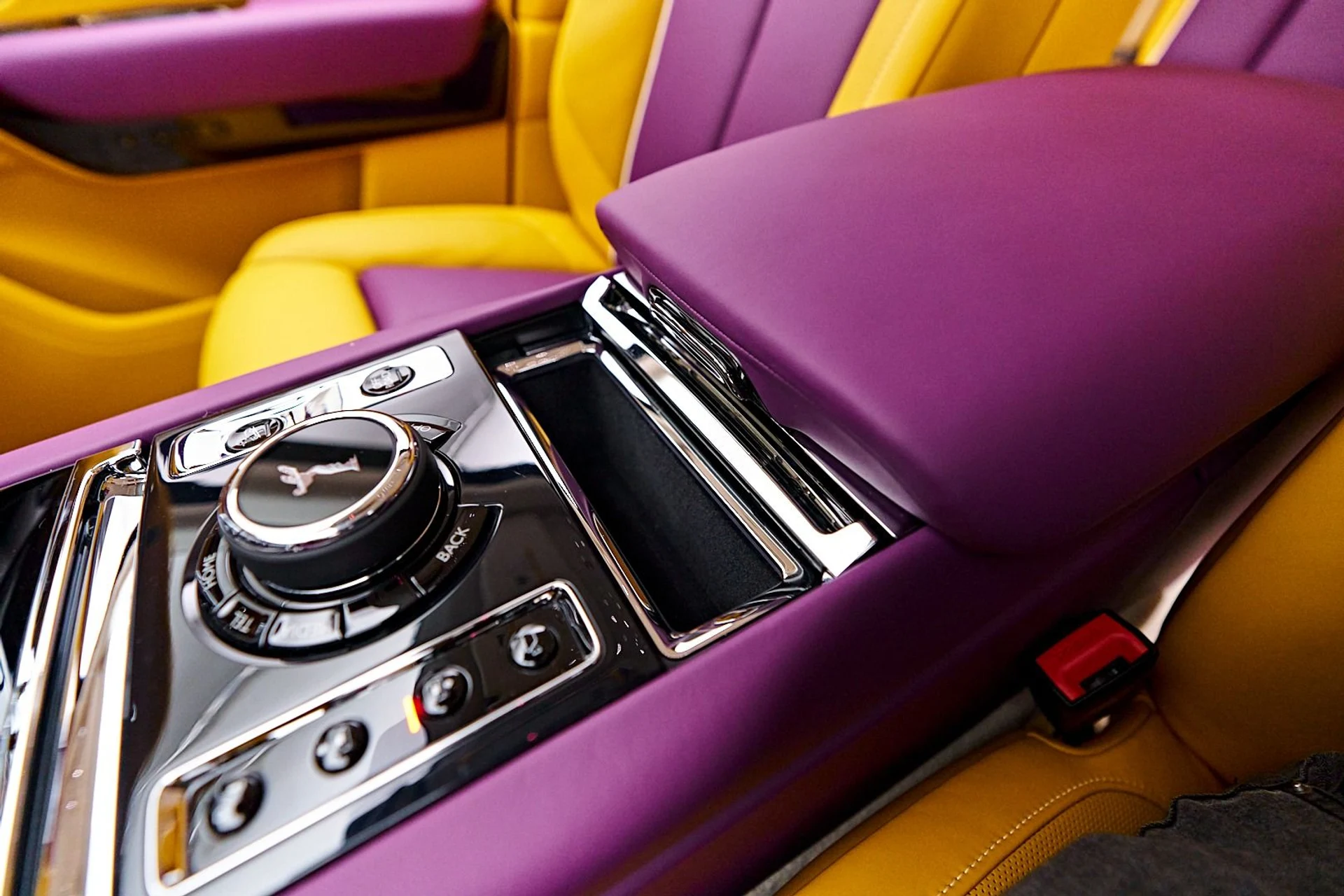 mph077_2614445555_Used_2025_Rolls_Royce_Cullinan_Base_1736646133_c7f9d112ef