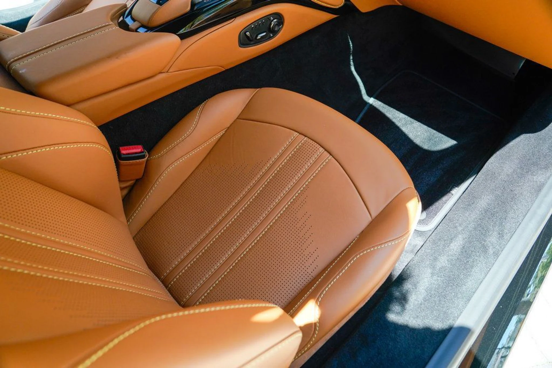 mph077_2655085664_used_2021_aston_martin_vantage_coupemanual_14354_22900621_78_1024_5e0f02d6c2