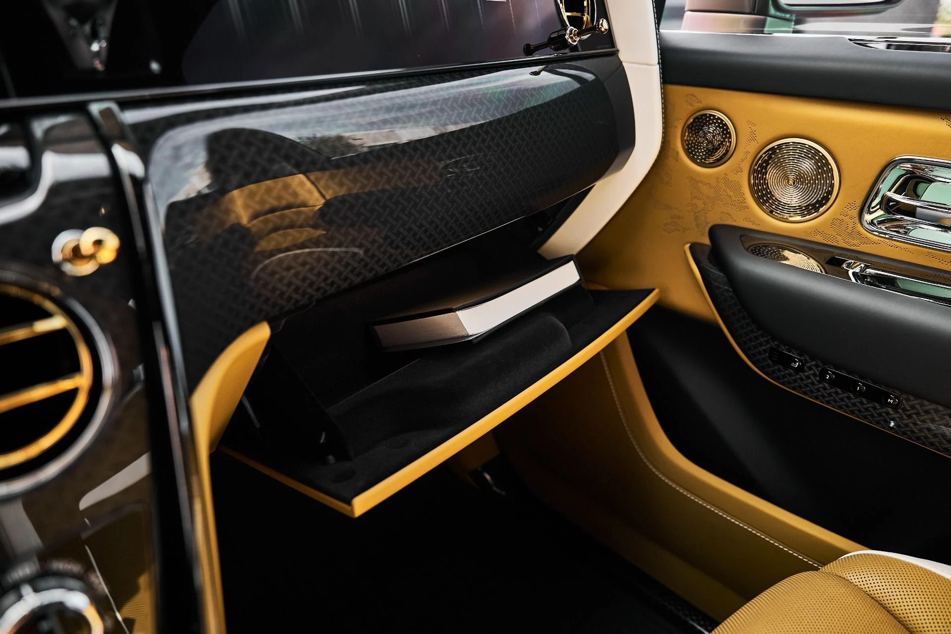 mph077_2857809743_Used_2026_Rolls_Royce_Cullinan_Black_Badge_1776556130_b180c34a18