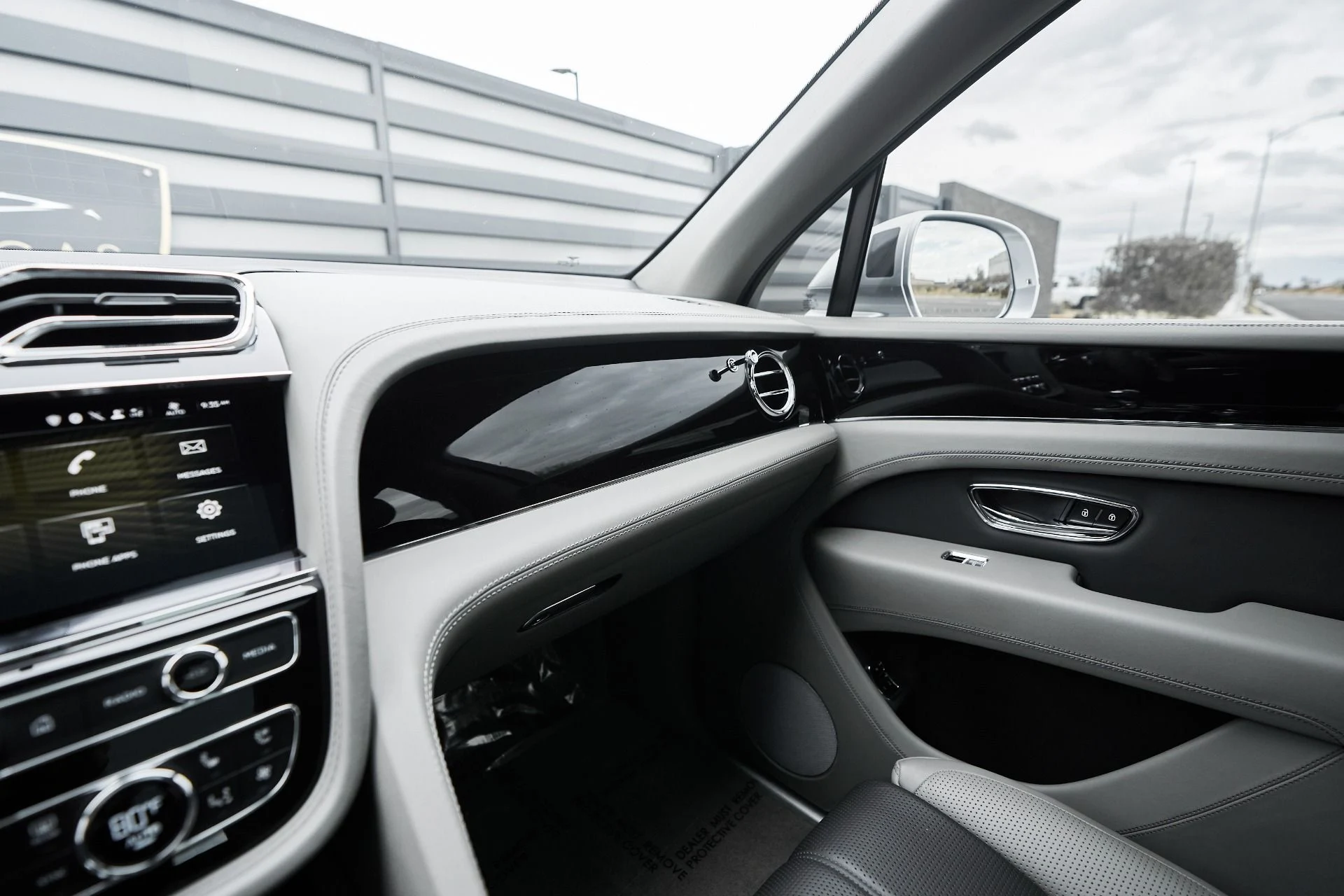 mph077_3004693112_Used_2023_Bentley_Bentayga_EWB_Azure_1763502608_0be12e7fc6