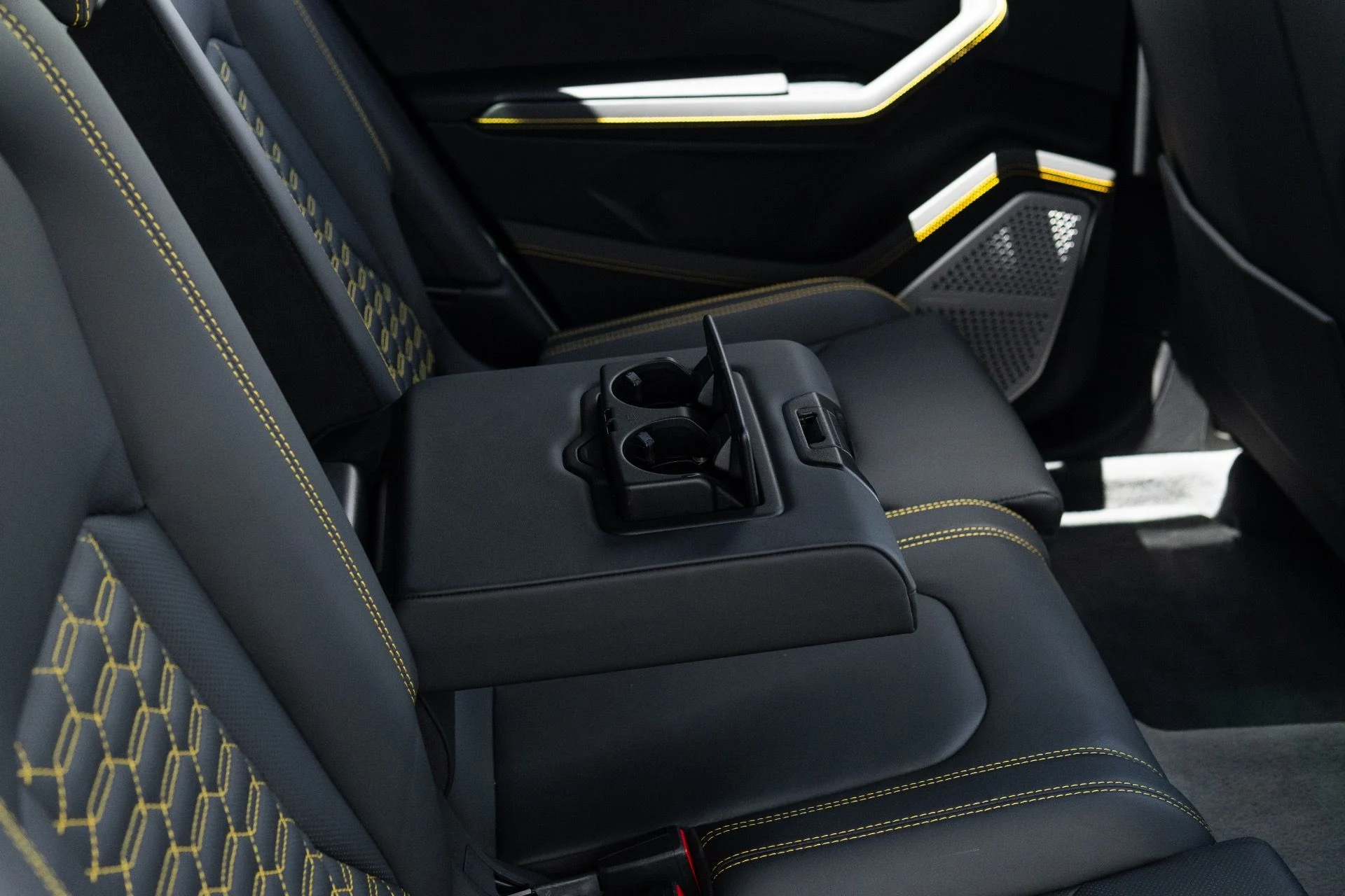 mph077_3066137374_Used_2022_Lamborghini_Urus_1776127481_6c6fa1fd8a