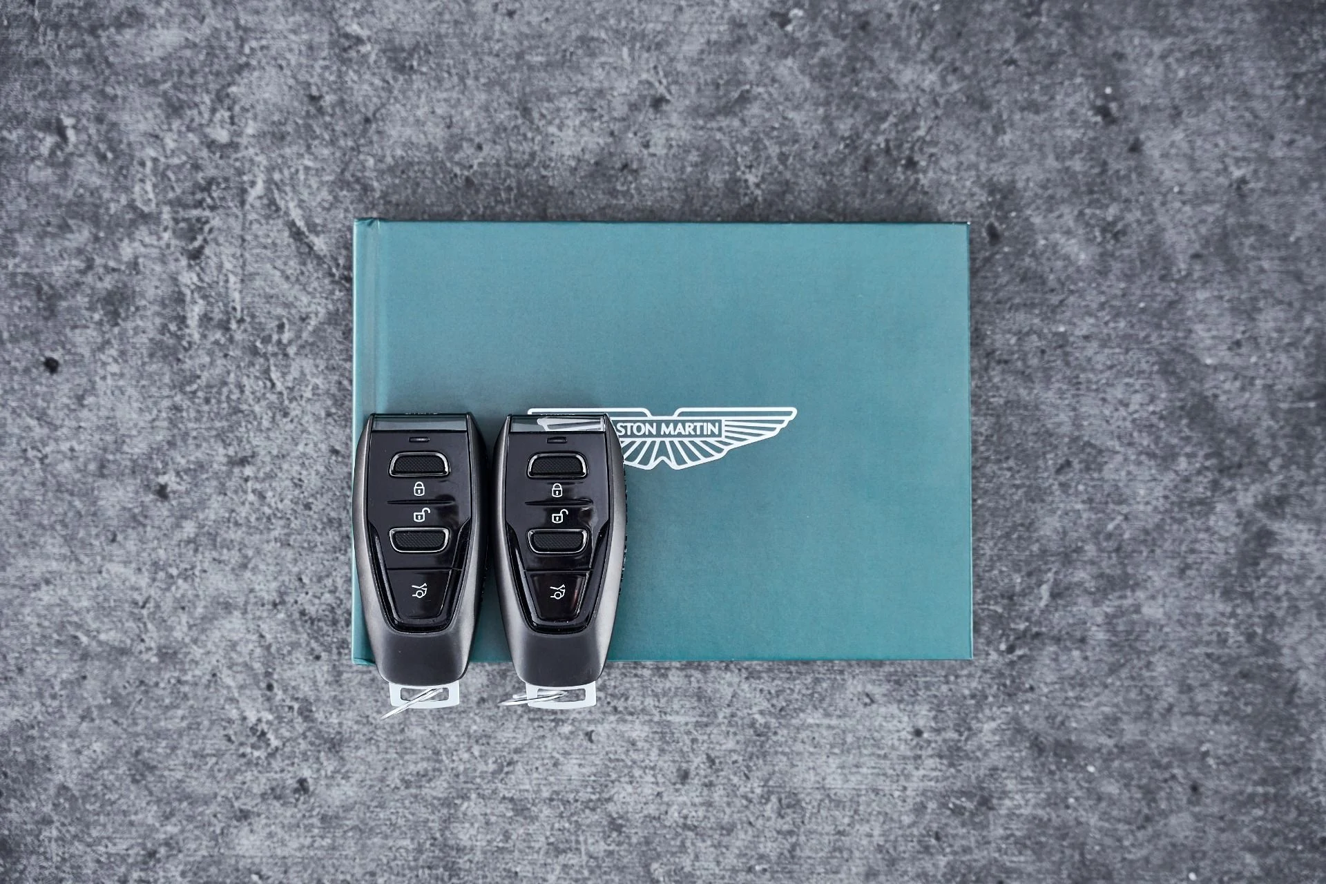 mph077_3119954402_Used_2025_Aston_Martin_DBX_707_1778288698_21d23c1623