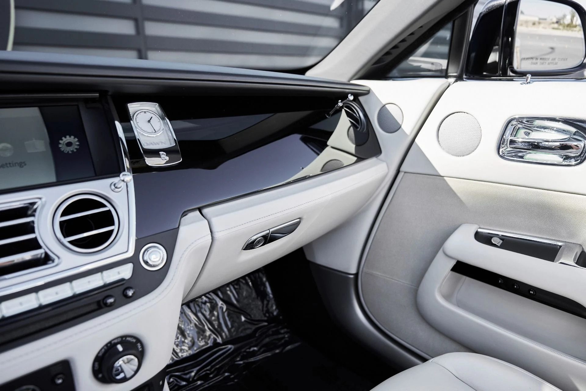 mph077_3280843774_Used_2016_Rolls_Royce_Dawn_Base_1770086808_f2fa25b97f