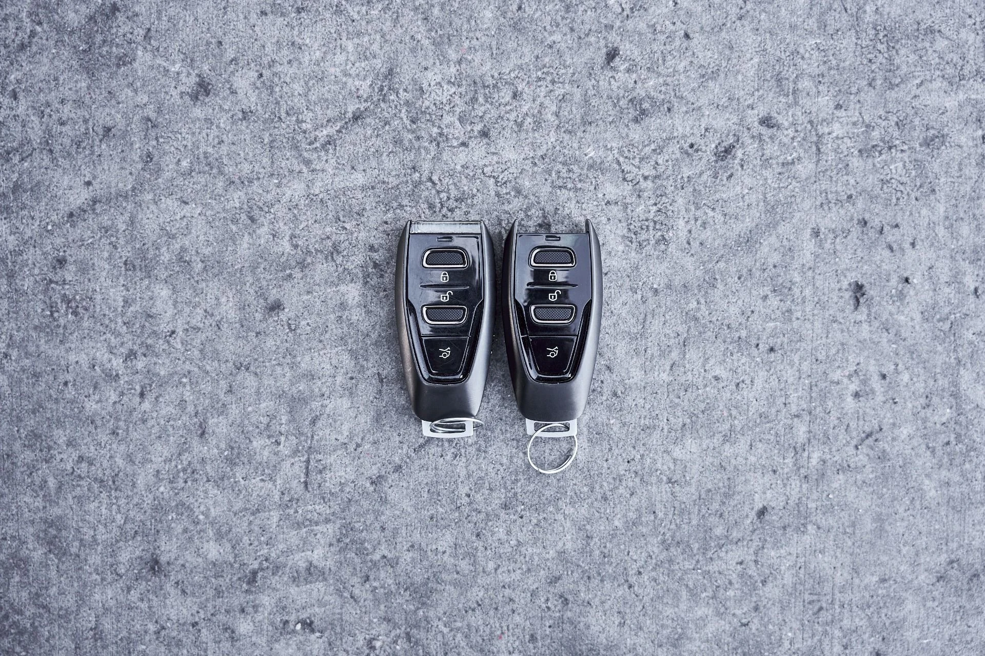 mph077_3455011565_Used_2025_Aston_Martin_DBX_707_1771642317_e41f8c8de6