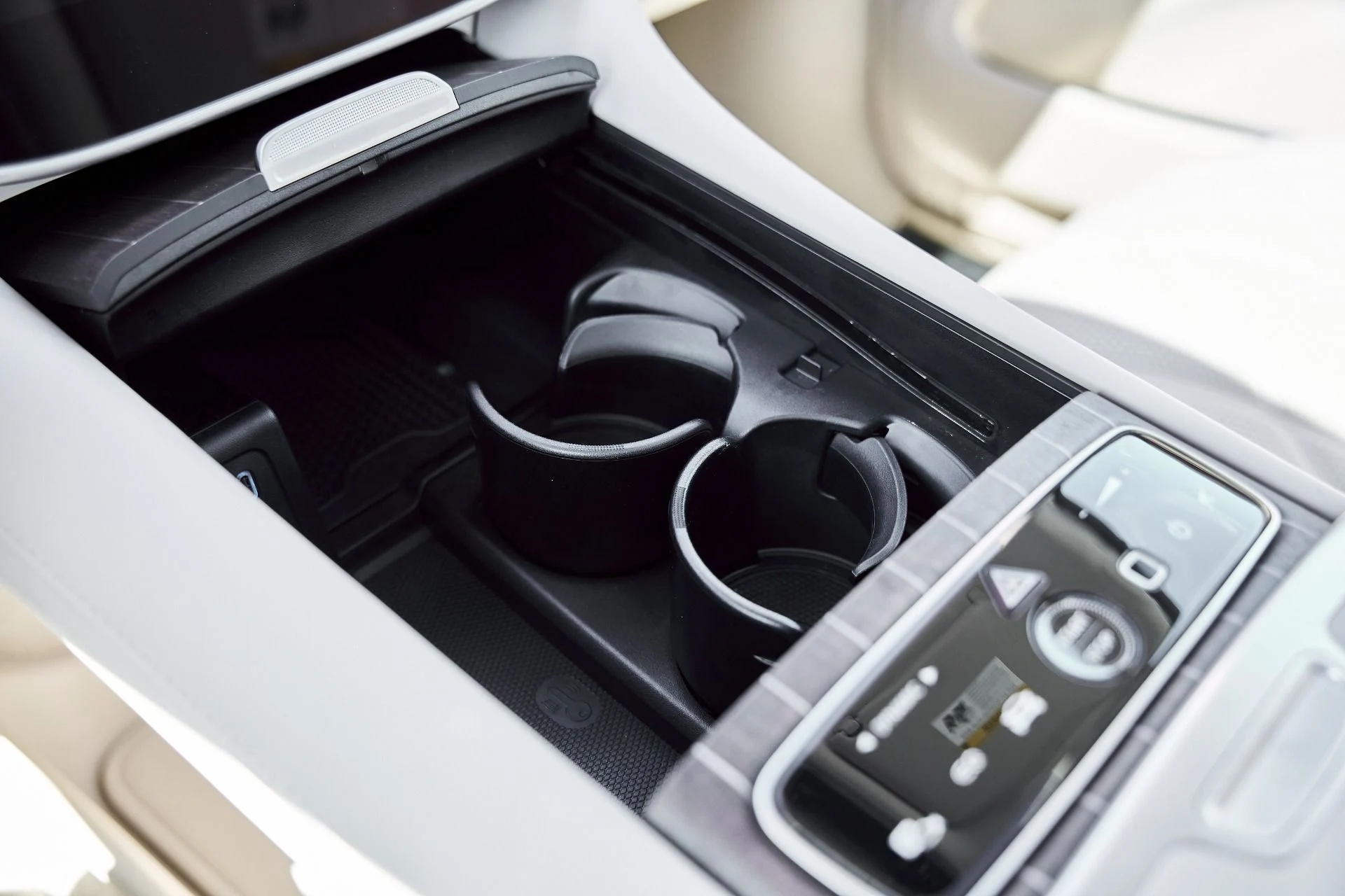 mph077_3591349261_Used_2025_Mercedes_Benz_EQS_Maybach_EQS_680_1773365949_6a0d1e61d2