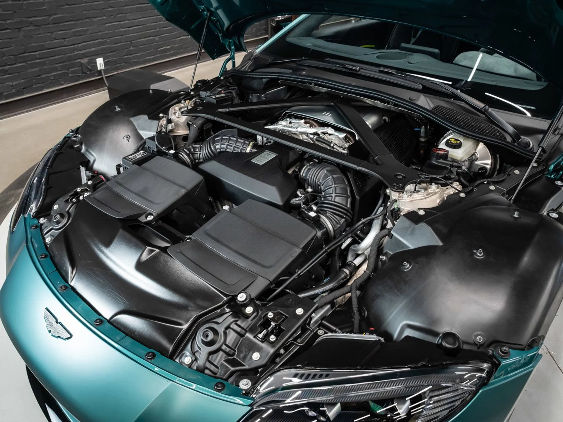 mph077_3901630483_aston_martin_vantage_2023_f640613b5d