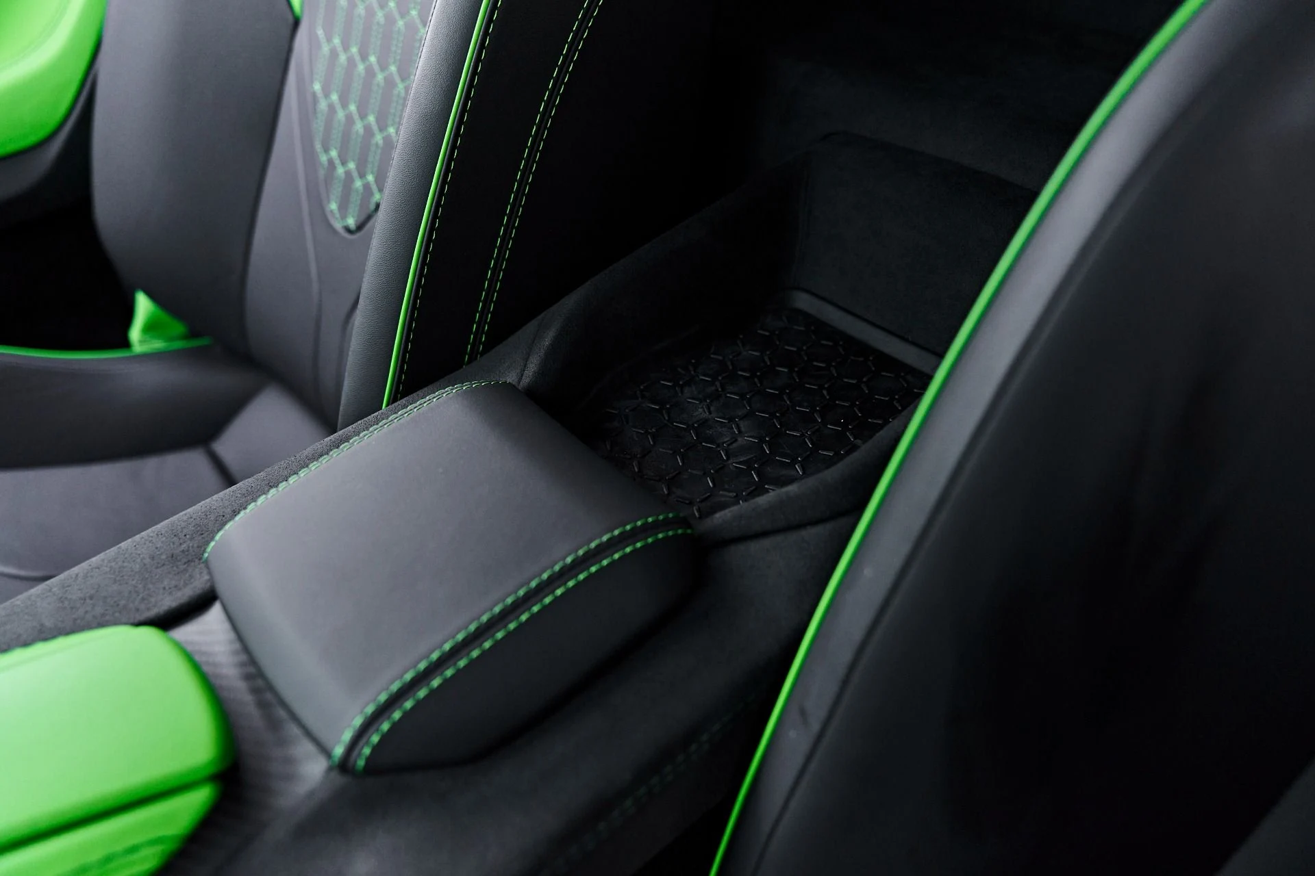 mph077_4039978692_Used_2025_Lamborghini_Revuelto_Base_1785289427_57547dec73