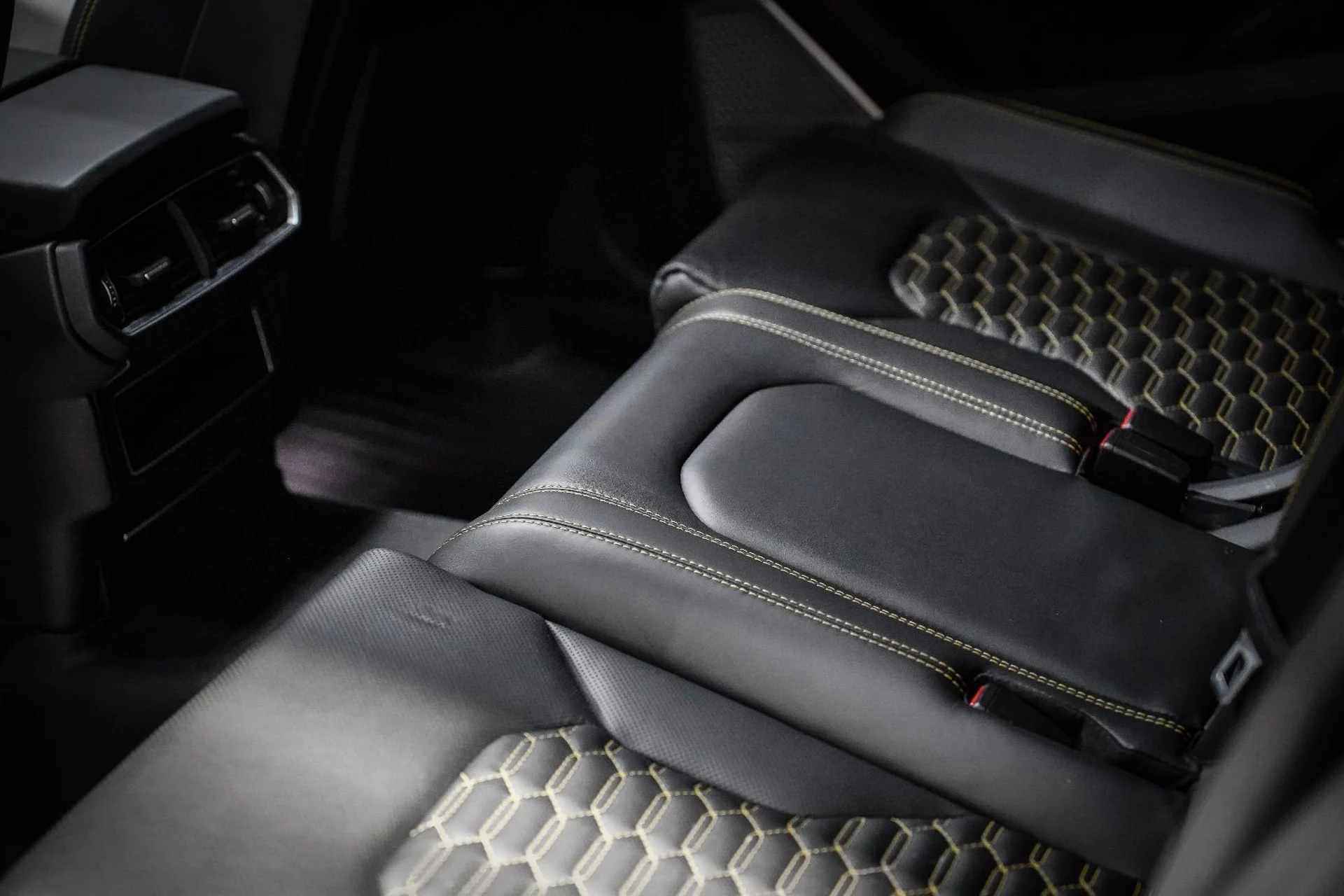 mph077_4100294752_37414663_06682_2020_lamborghini_urus_068_72eba5ec28